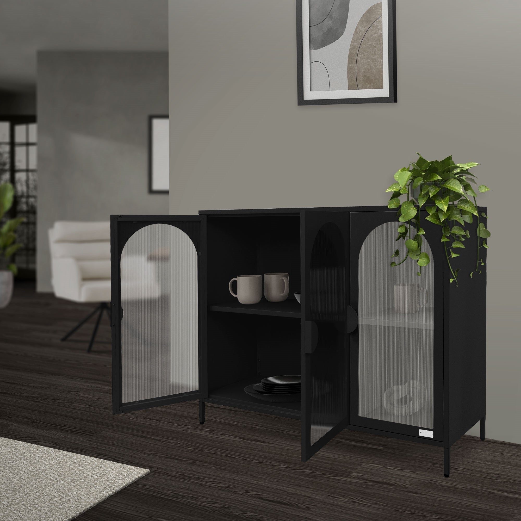Schwarzer Schrank mit Glastüren, Pflanzen und Tassen auf einem Holzfußboden.
