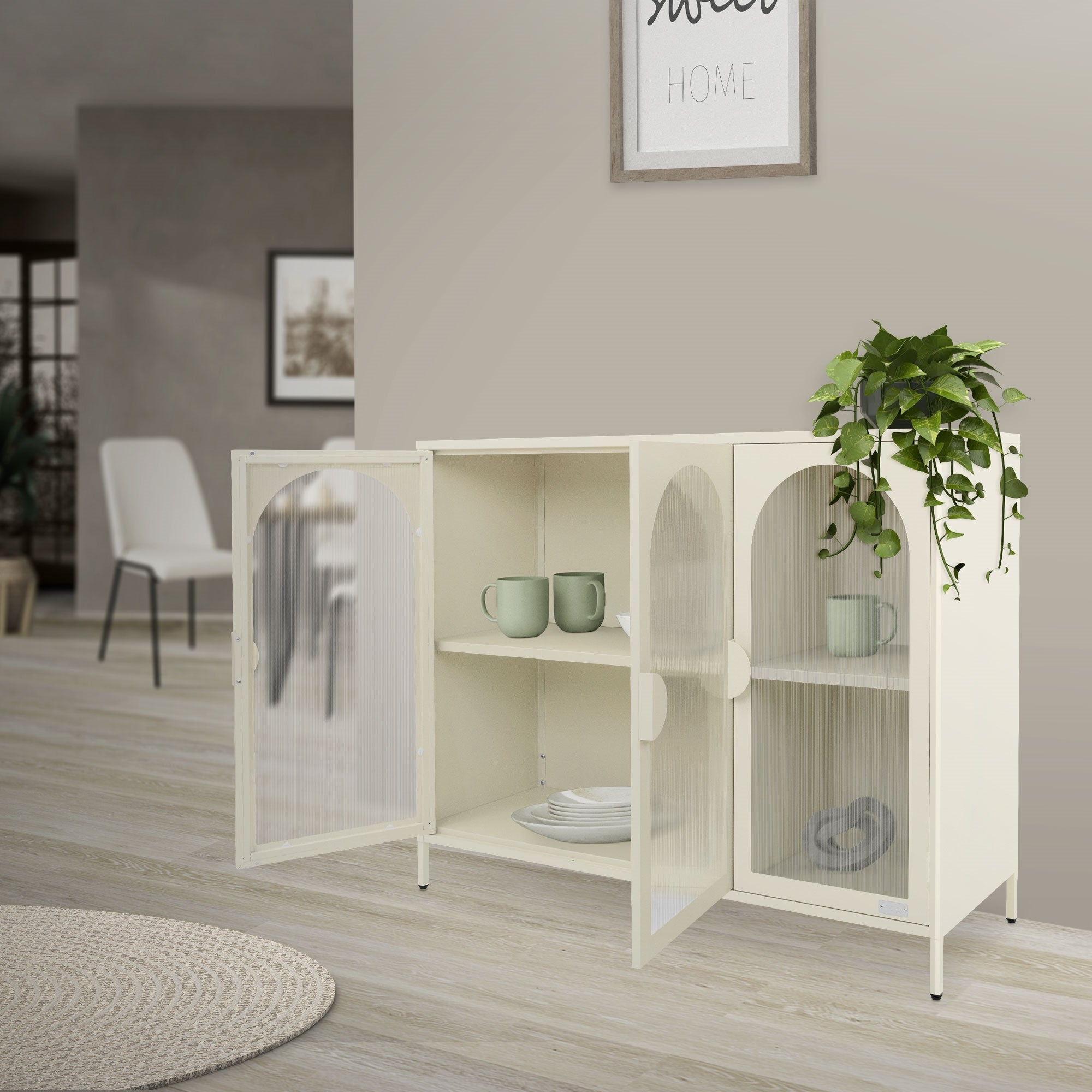 Beige Schrank mit zwei Türen, gefüllt mit Geschirr und Pflanzen.