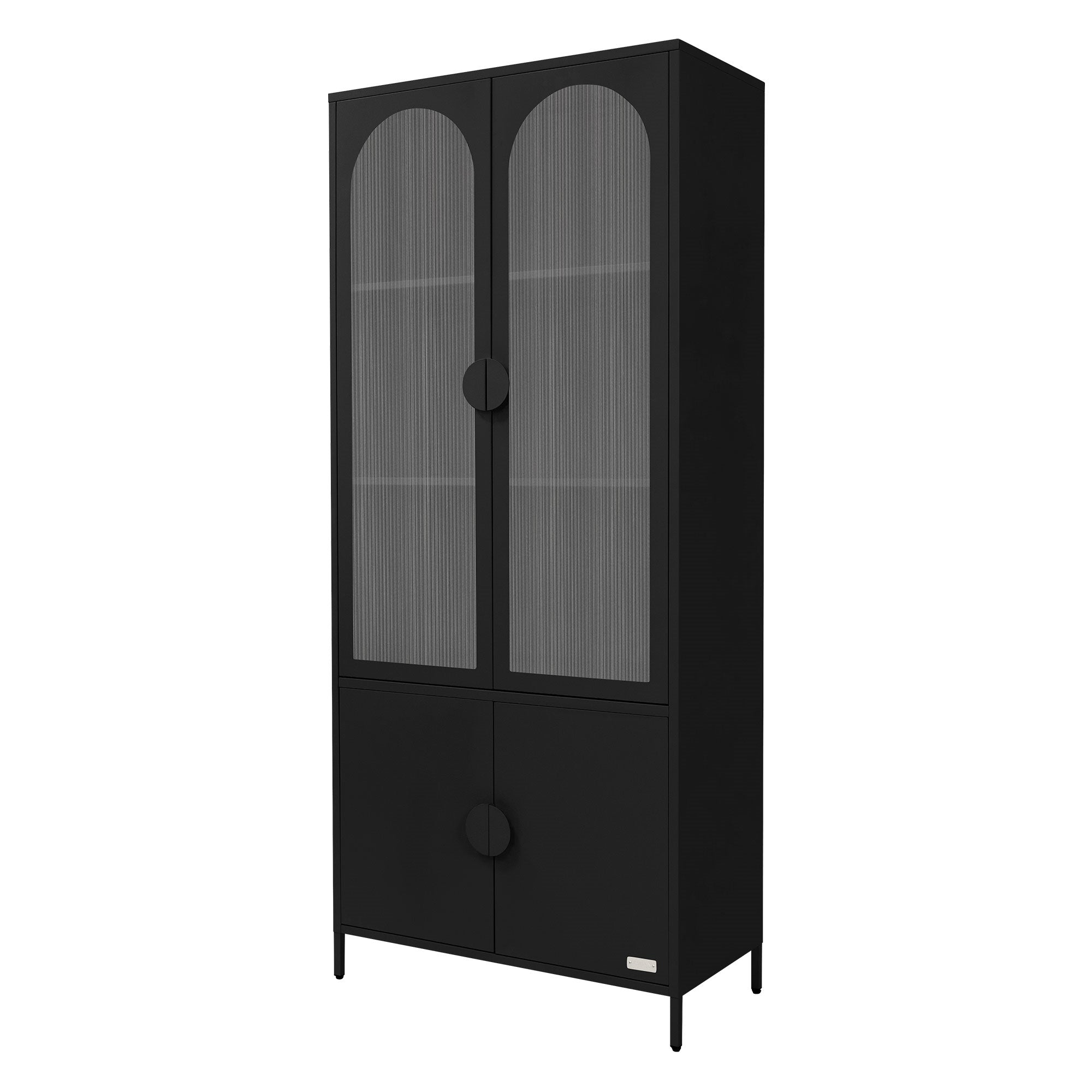 Une armoire noire avec portes en verre, se tenant sur un fond blanc.