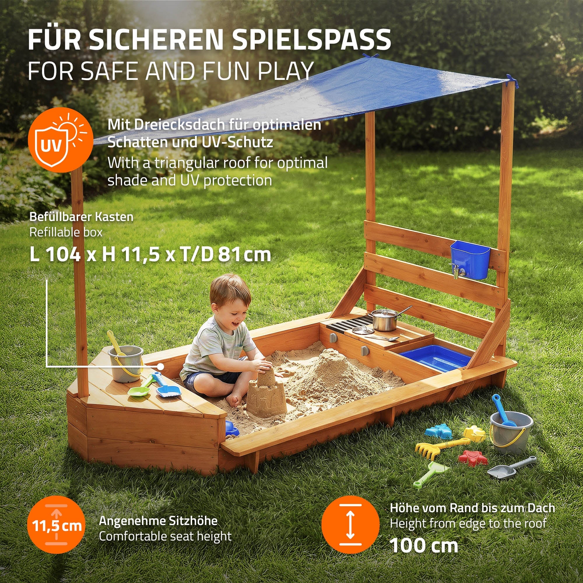 Sandkasten mit Sonnenschutz und Spielzeug im Freien.
