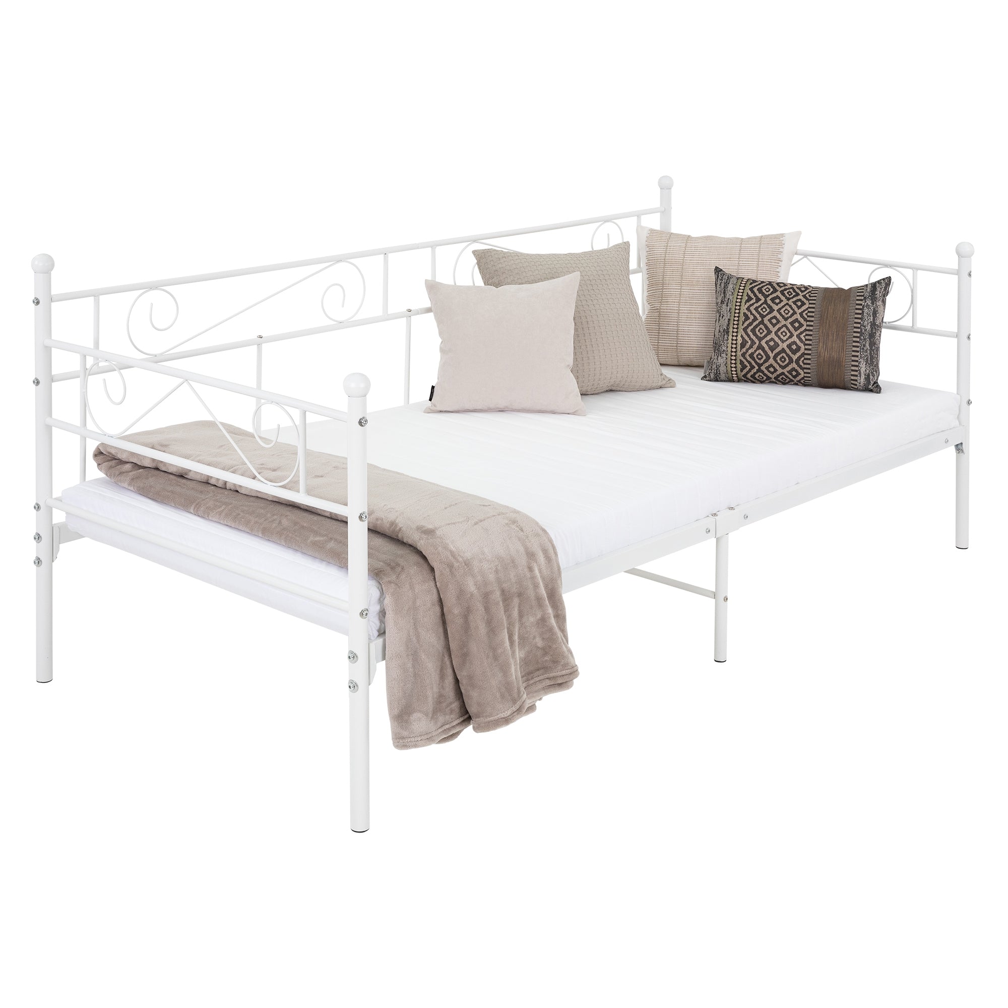 Cama blanca con almohadas y una manta sobre un colchón.