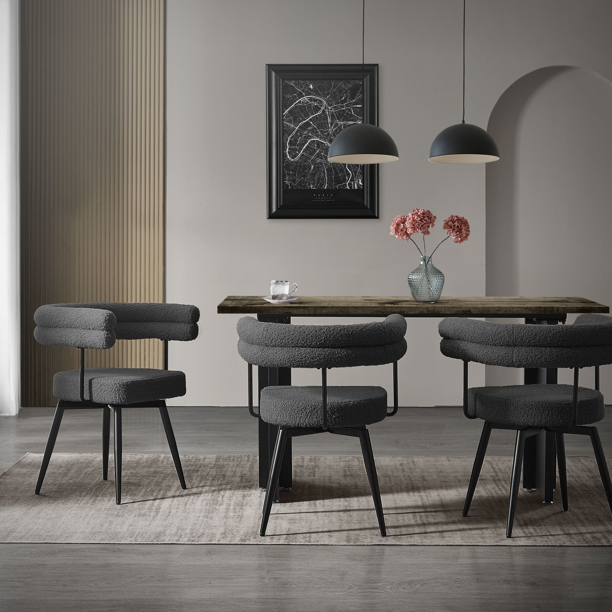 Esszimmer mit grauen Stühlen, Holztisch und dekorativen Blumen.