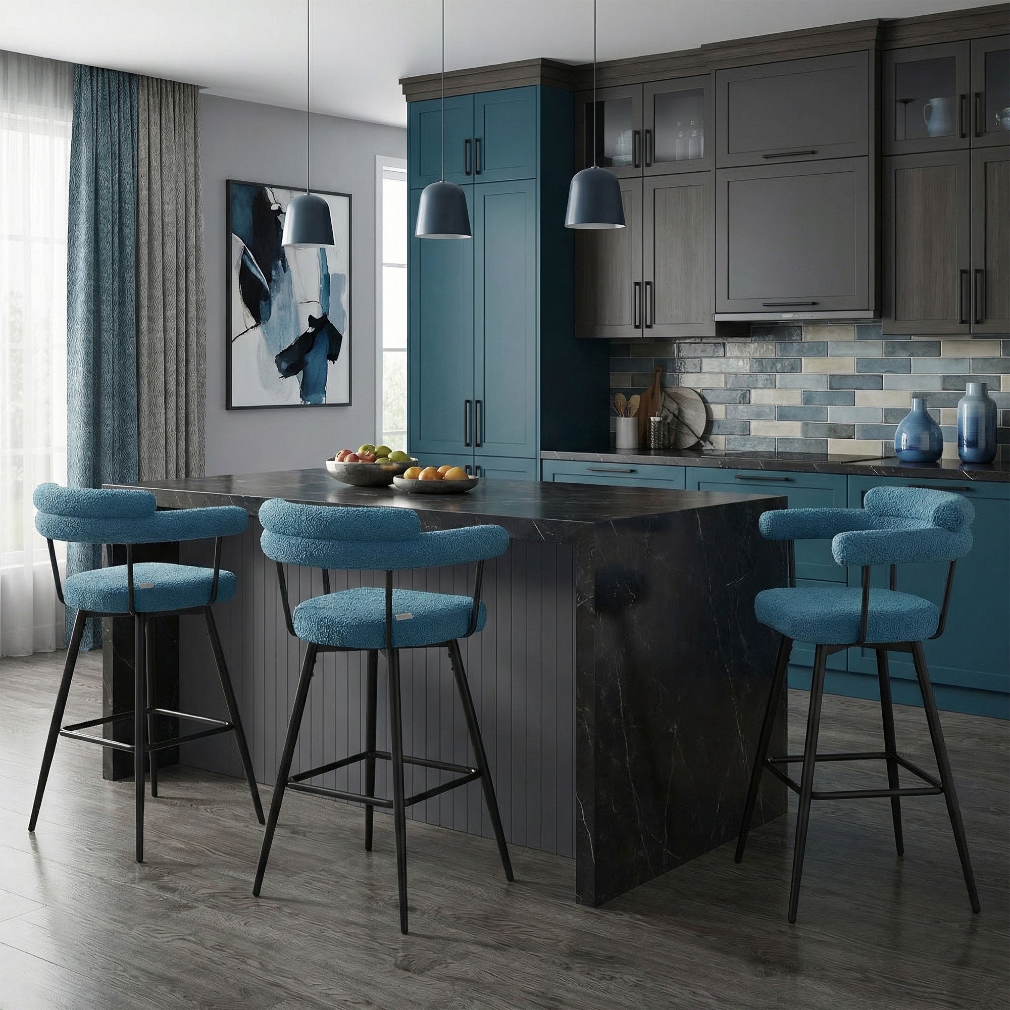 Moderne keuken met blauwe barkrukken en een groot keukeneiland.