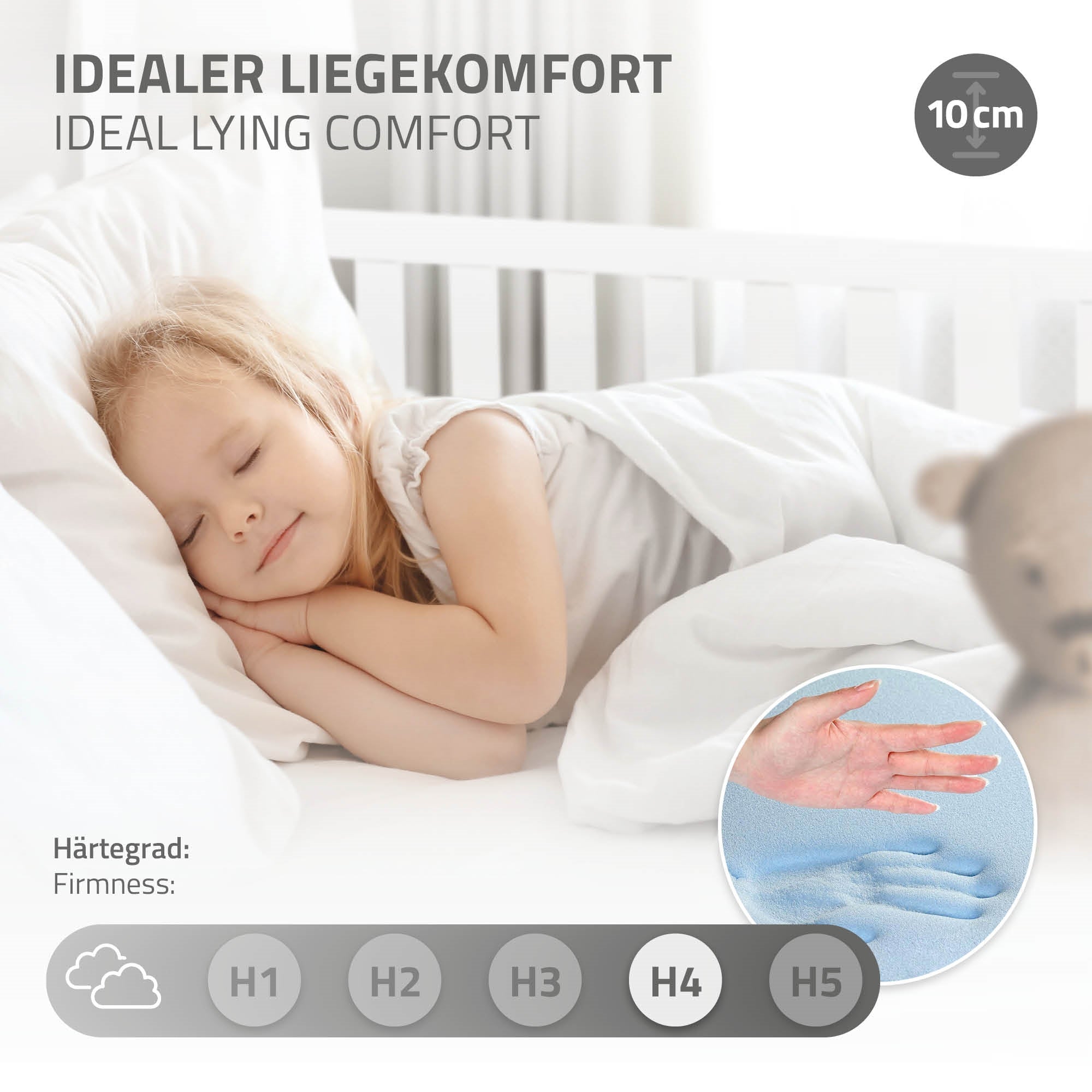 Ein schlafendes Kind auf einem Bett mit einer Matratze und einem Kissen.