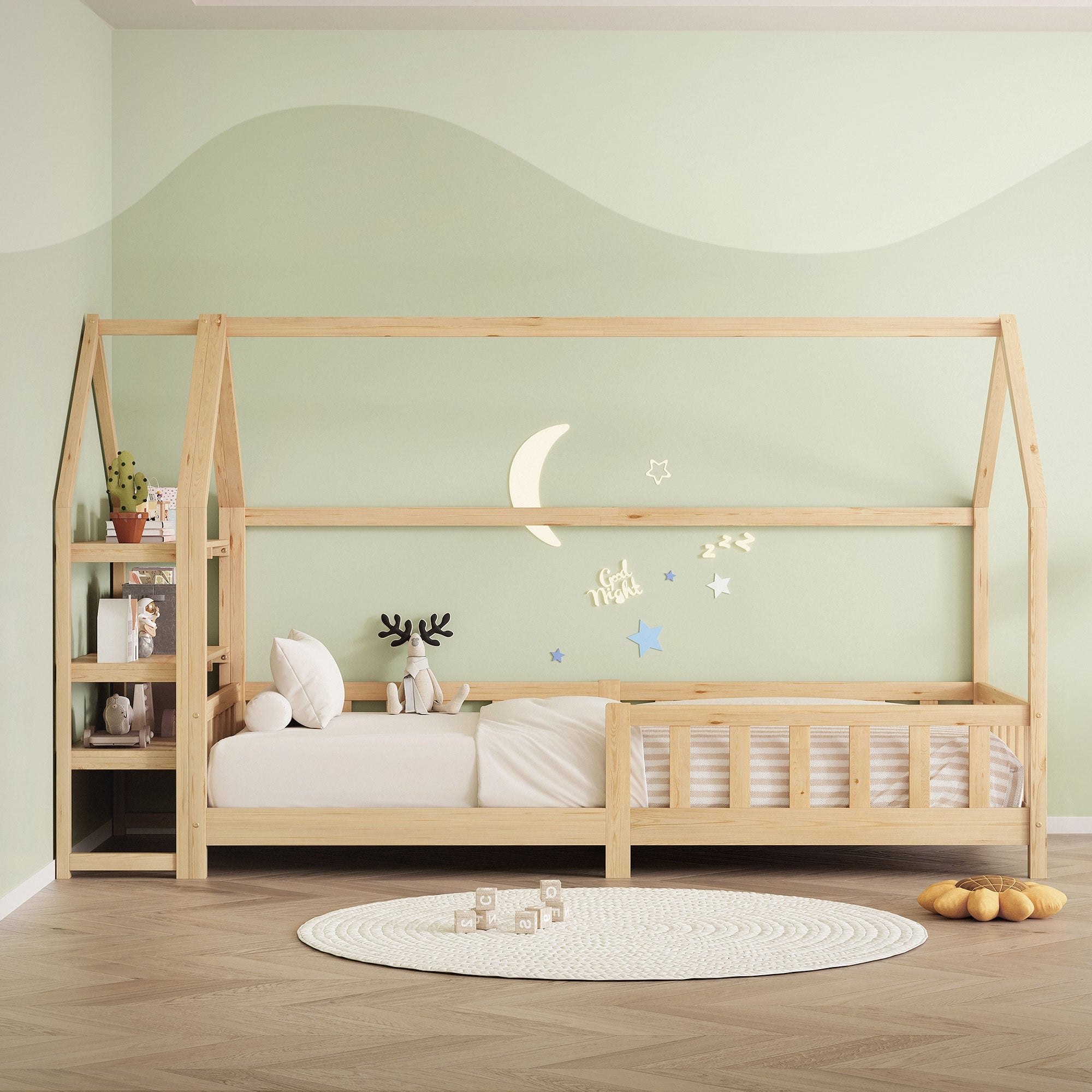 Holz-Kinderbett mit Dach, Regal und Dekoration an der Wand.