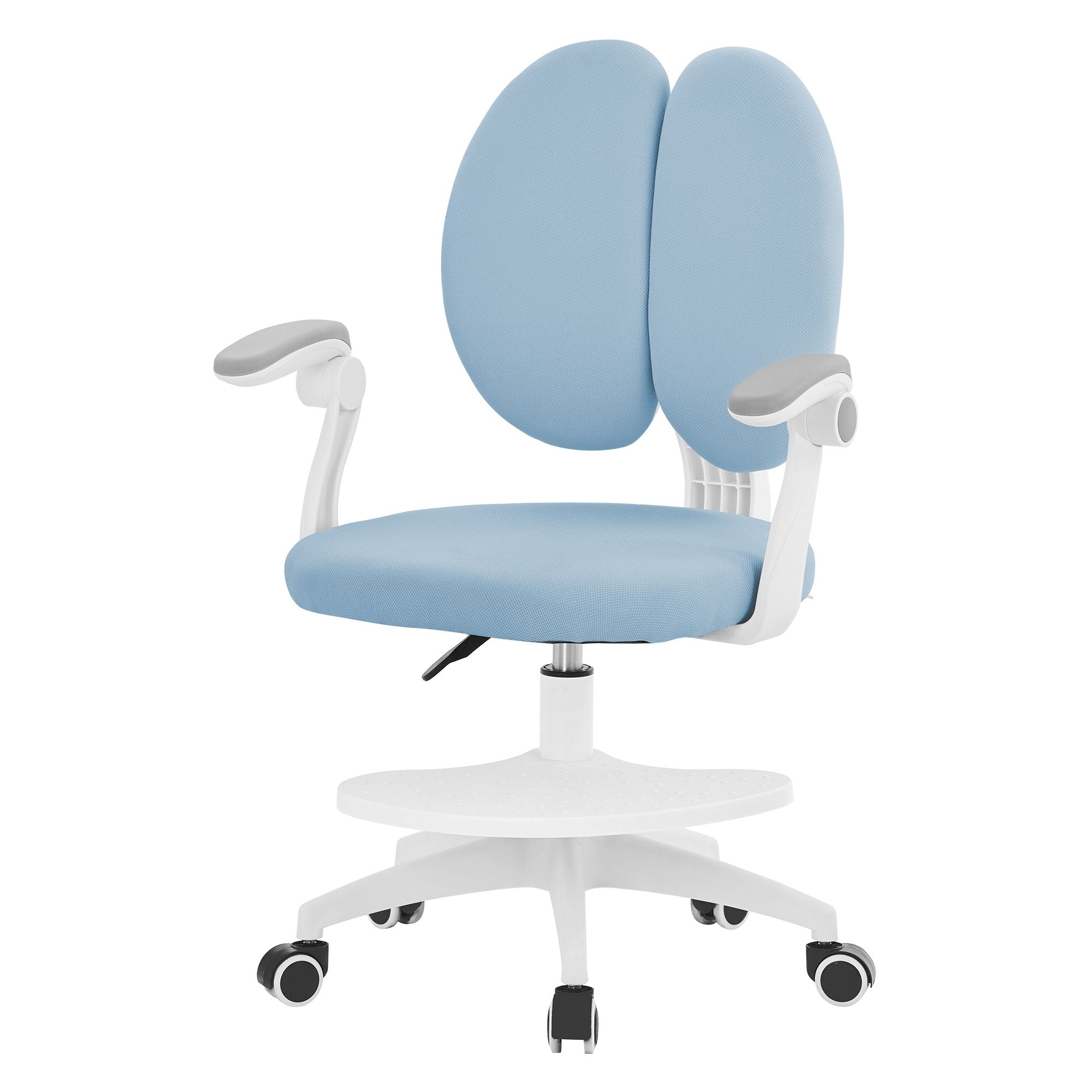 Bürostuhl mit blauer Polsterung und weißen Armlehnen auf einem weißen Untergrund.
