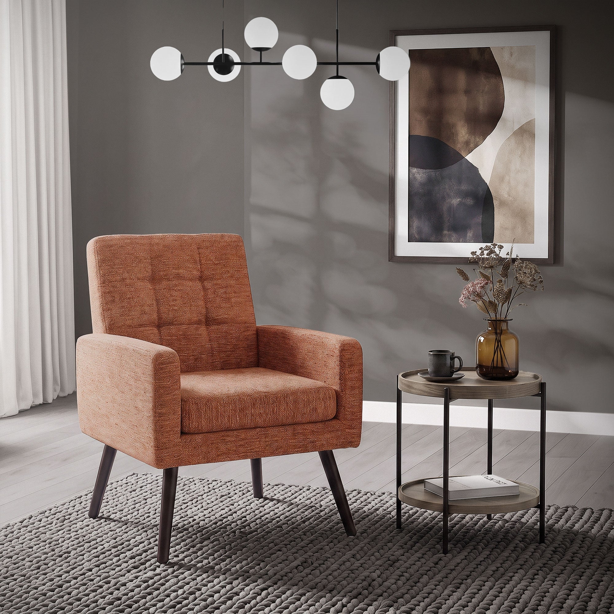 Fauteuil confortable en orange à côté d'une petite table dans une pièce moderne.