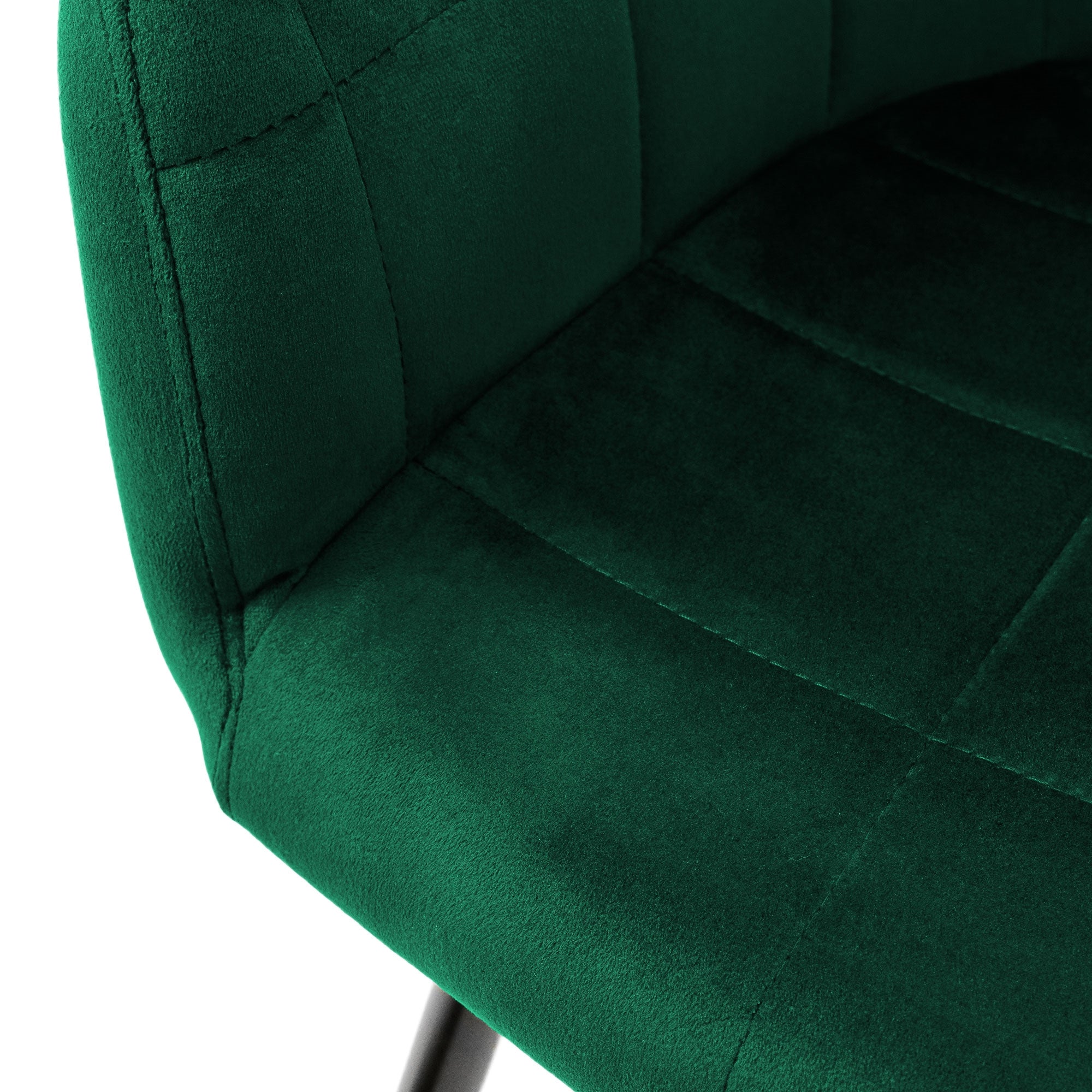 Detailní záběr na zelenou židli s polstrovaným sedákem a opěradlem.