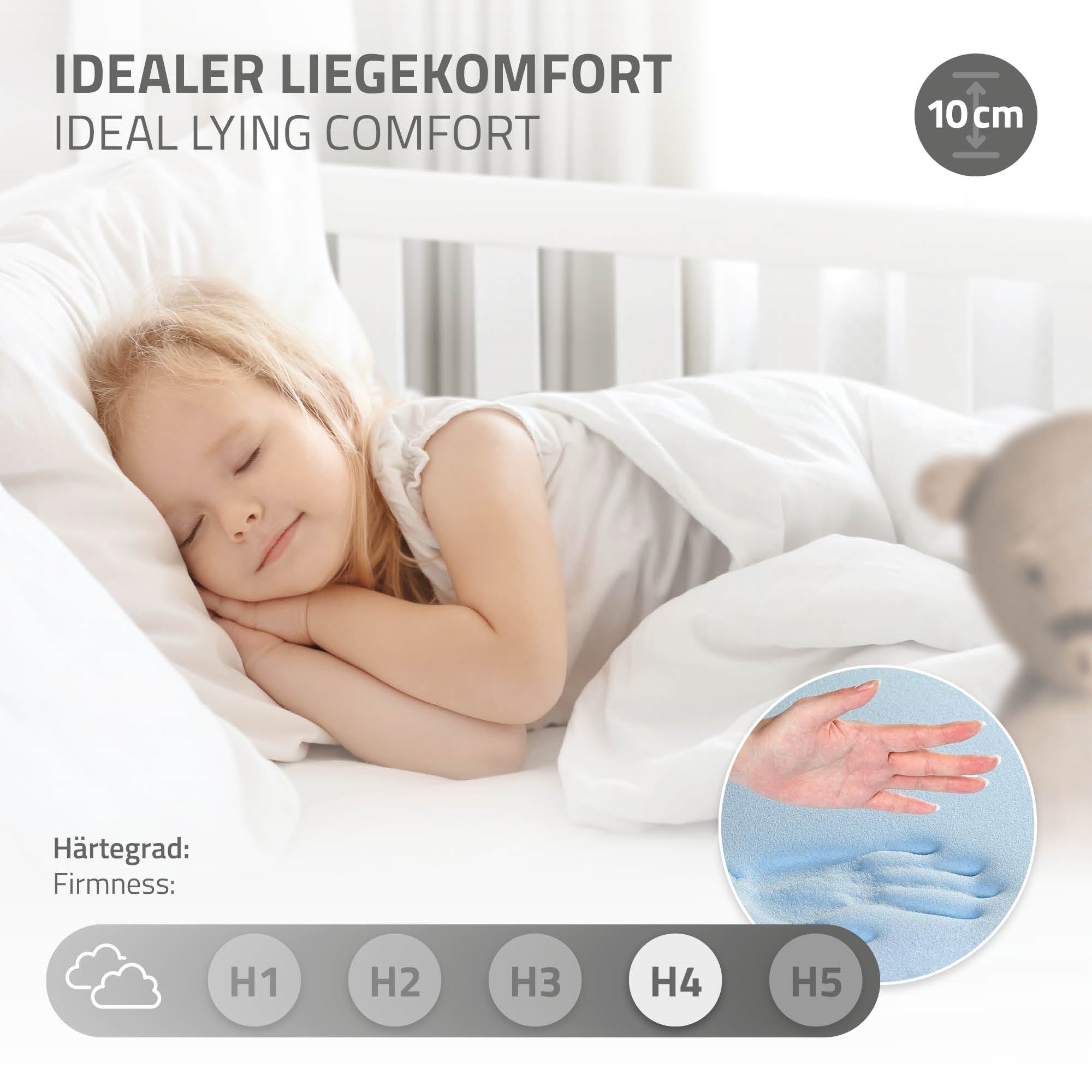 Schlafendes Kind auf einem Bett mit einer Matratze und einem Kissen.