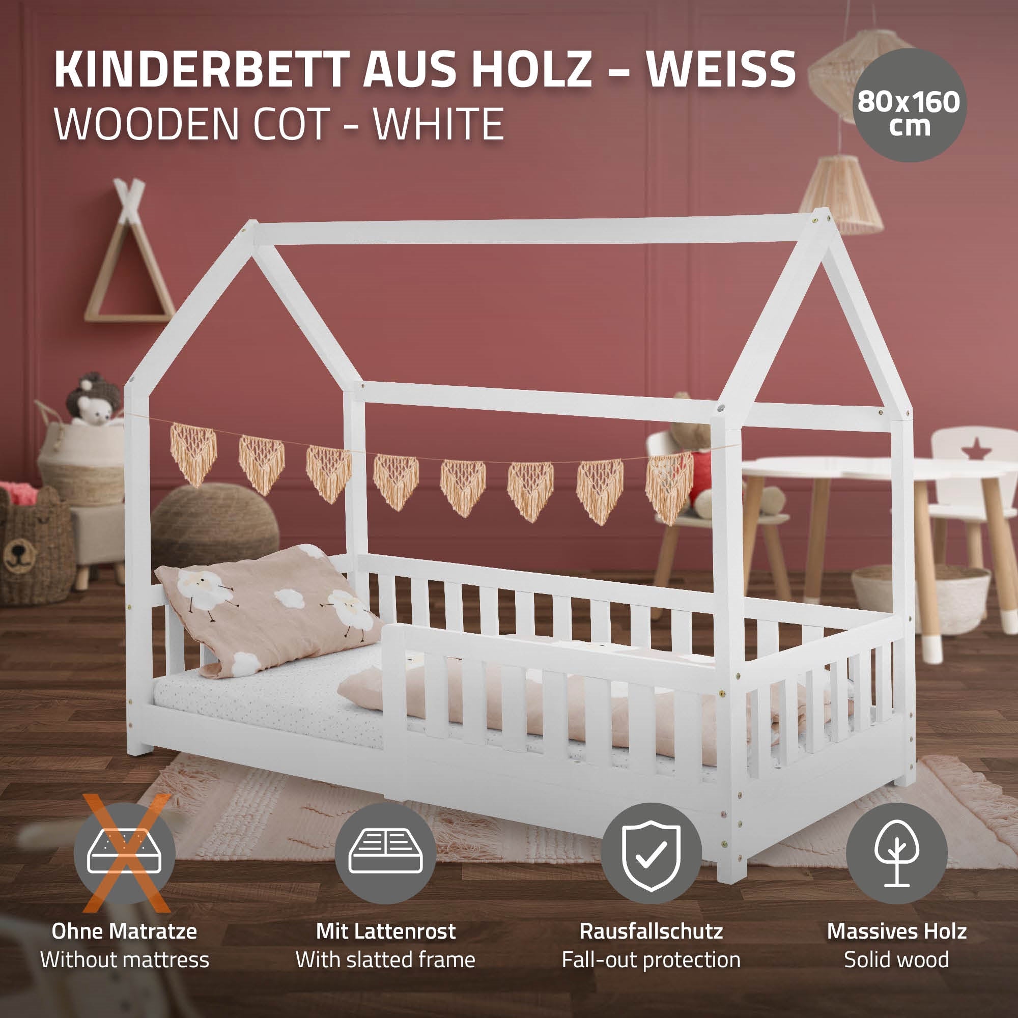 Weißes Kinderbett aus Holz mit Dach und Herzgirlande im Hintergrund.