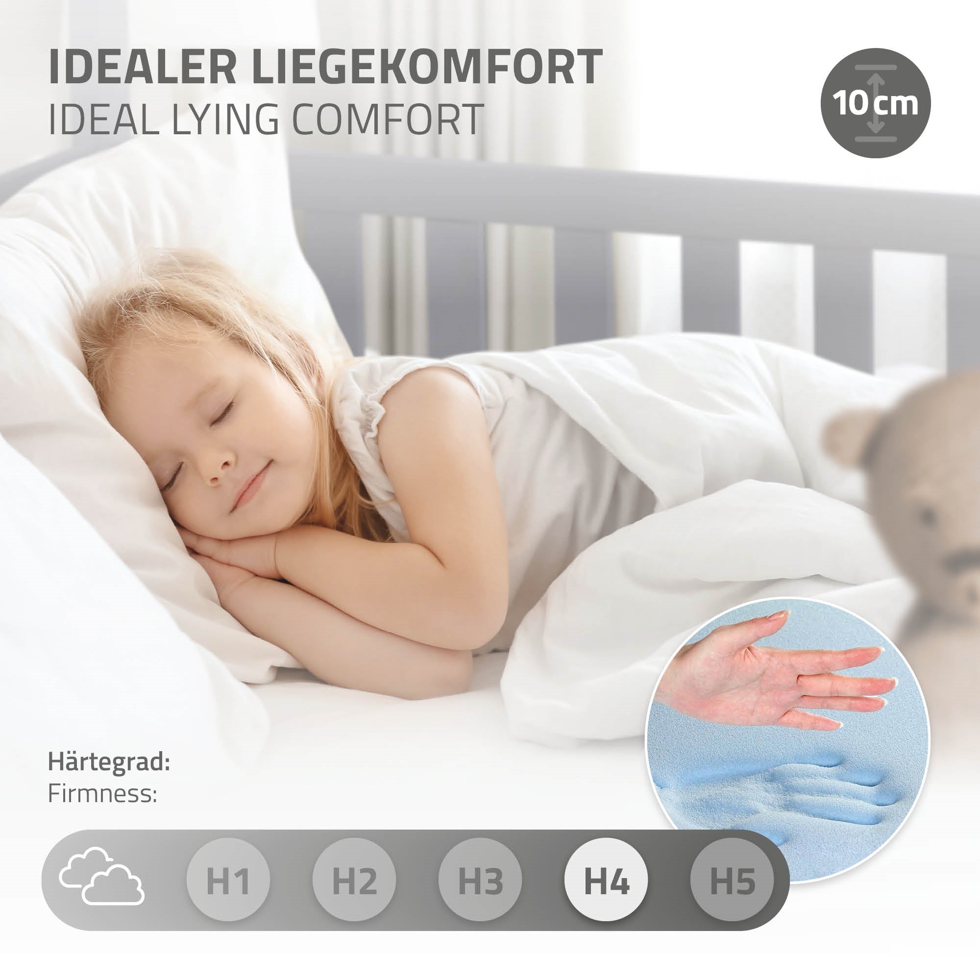 Schlafendes Kind auf einer Matratze, umgeben von Kissen und Decken.