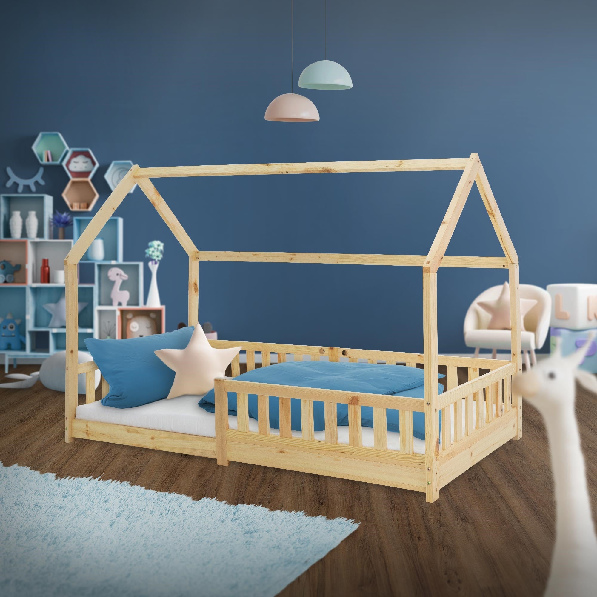 Holzhausbett mit zwei Matratzen und blauen Kissen in einem Kinderzimmer.