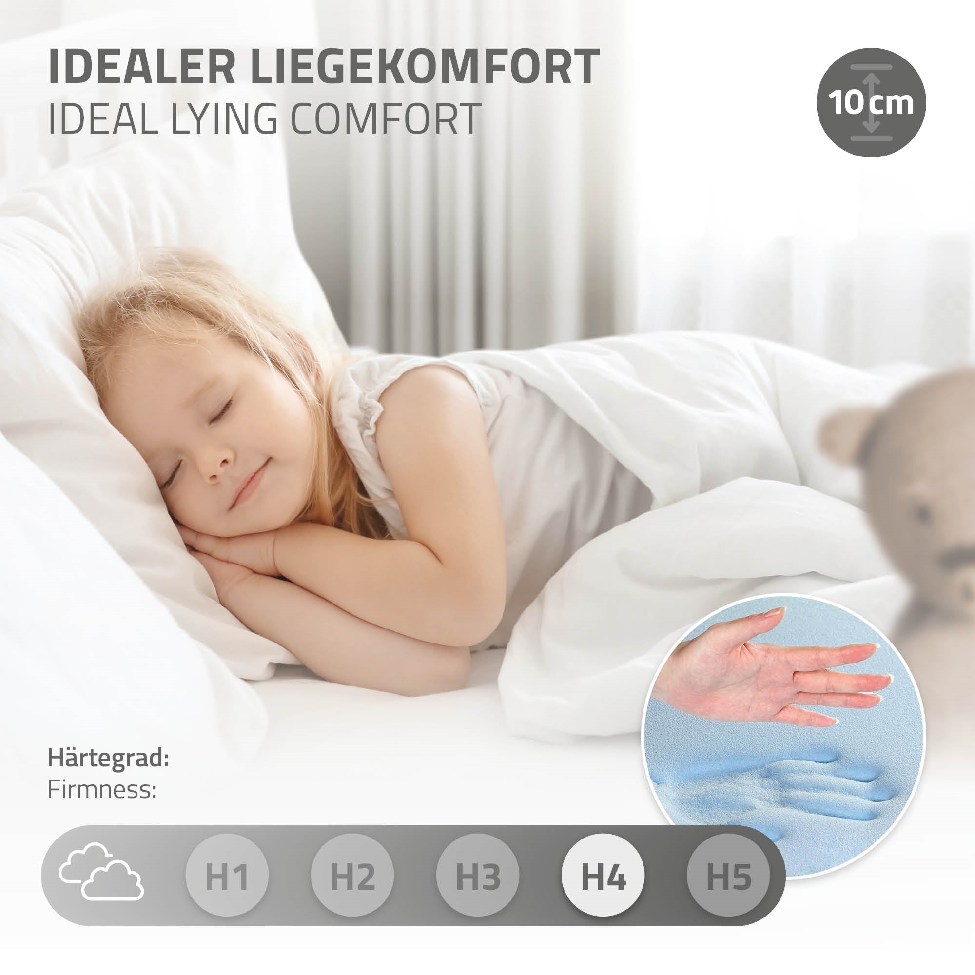 Ein schlafendes Kind auf einem Bett mit einer Decke und einem Stofftier.