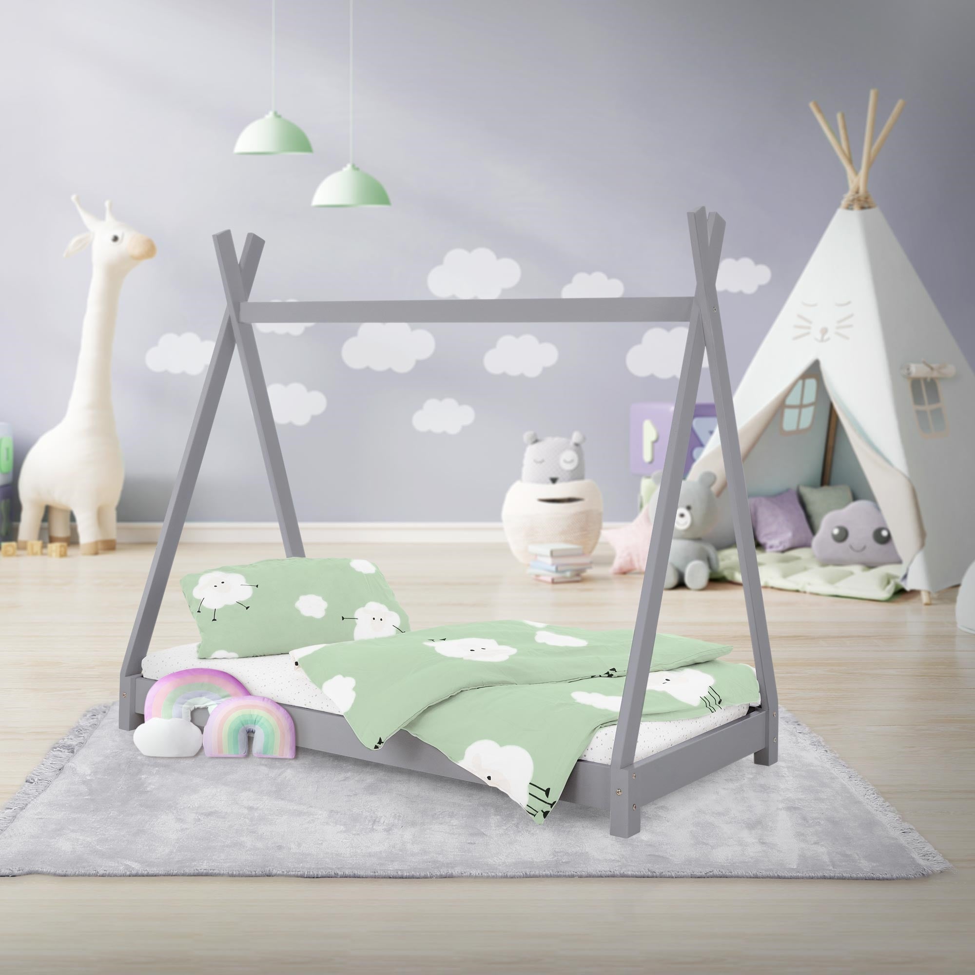 Un letto per bambini nella stanza con giocattoli e decorazioni.