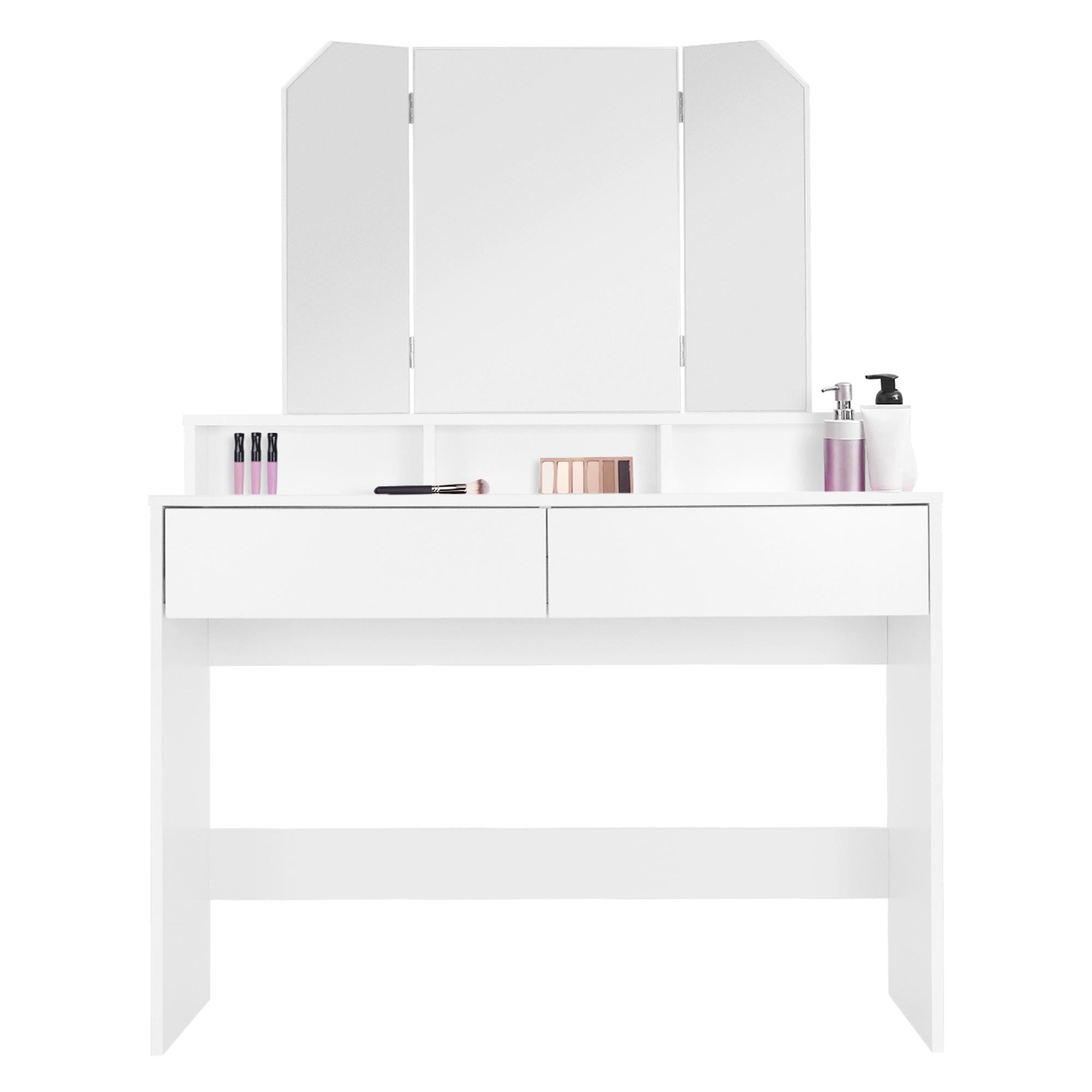 Coiffeuse blanche avec trois miroirs et des produits cosmétiques sur la surface.