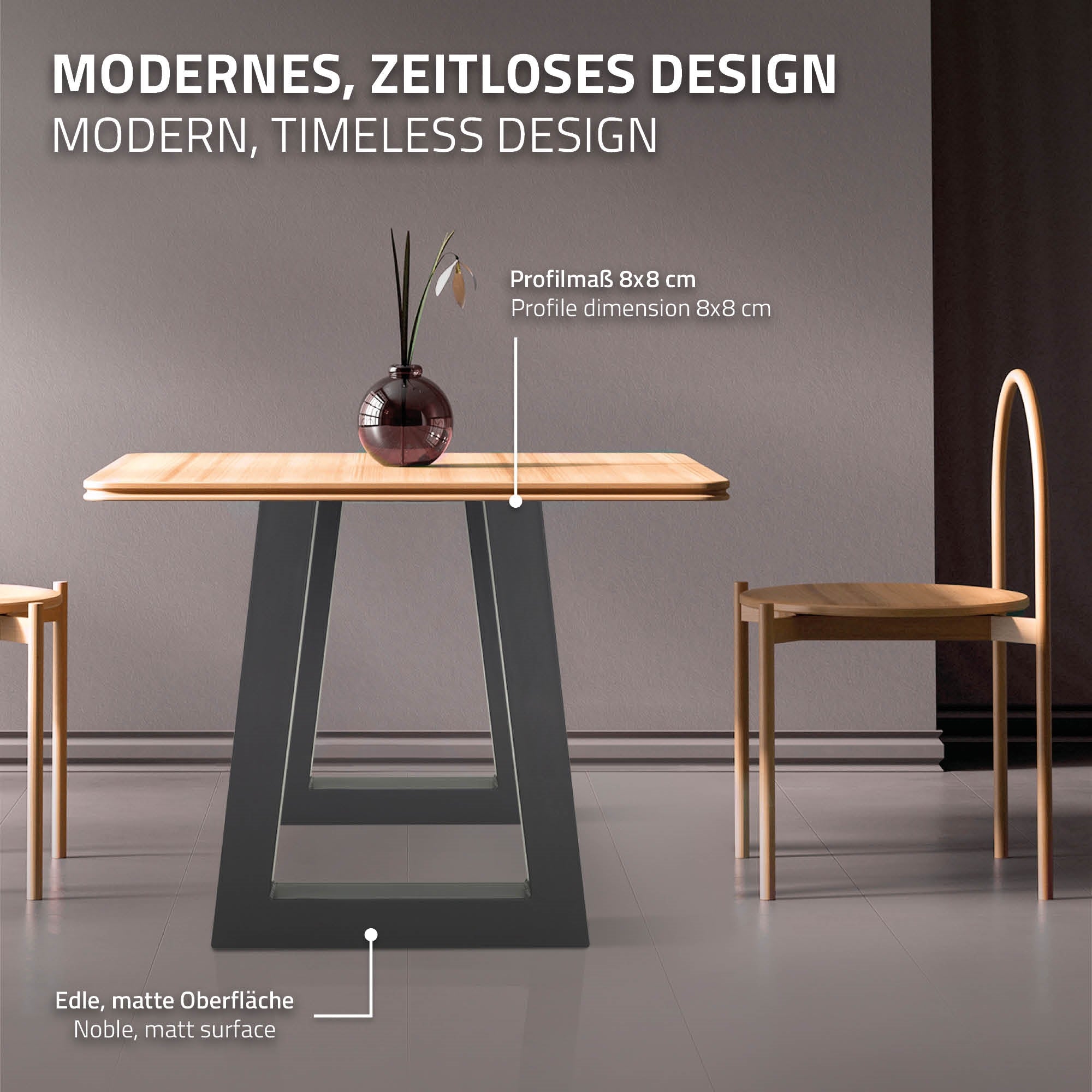 Mesa de madera con un jarrón en la superficie, sillas modernas al fondo.