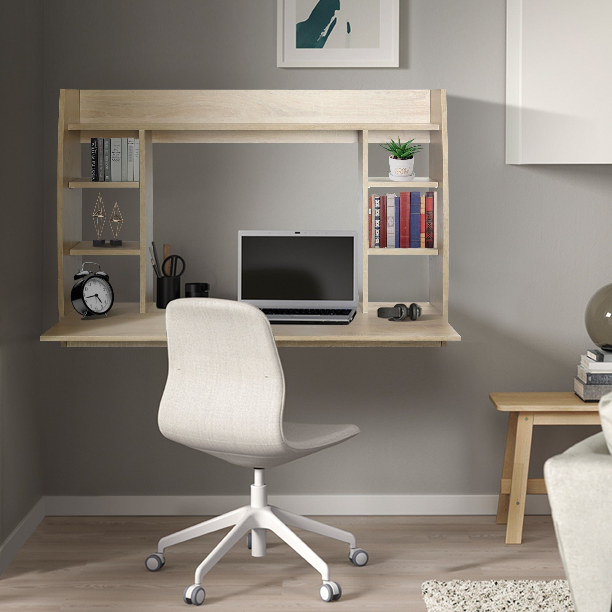 Scrivania in legno con laptop e sedia, scaffali con libri e orologio.