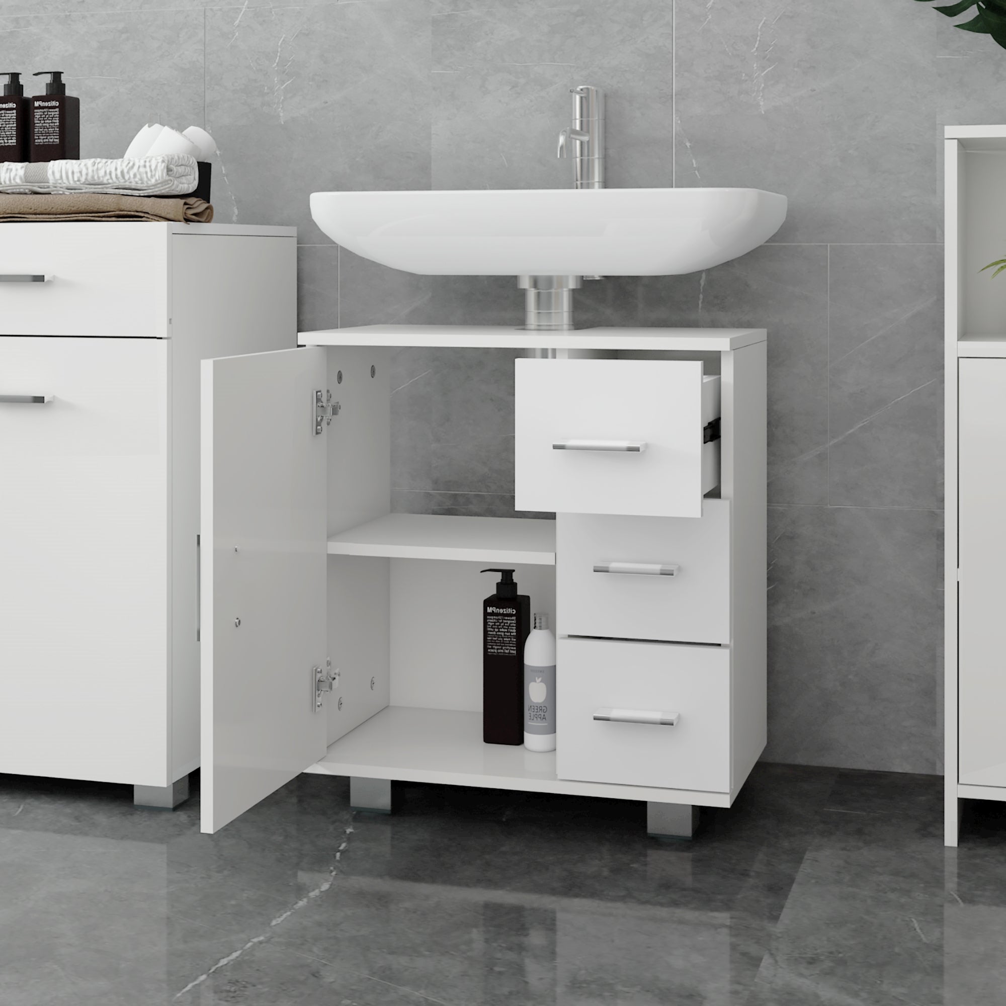 Weißer Unterschrank mit Waschbecken und Pflegeprodukten in einem Badezimmer.