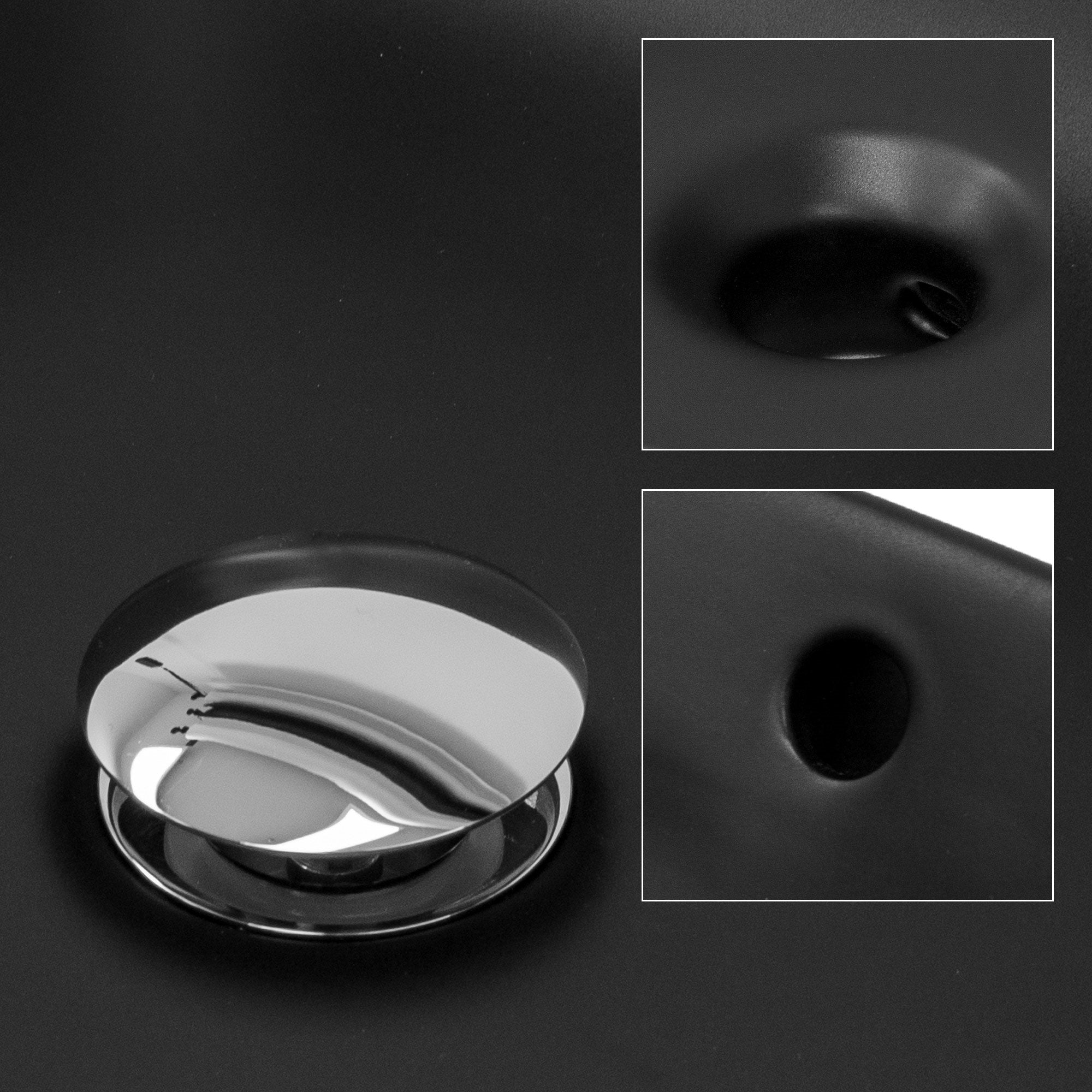 Tapa de desagüe redonda y brillante sobre fondo negro.
