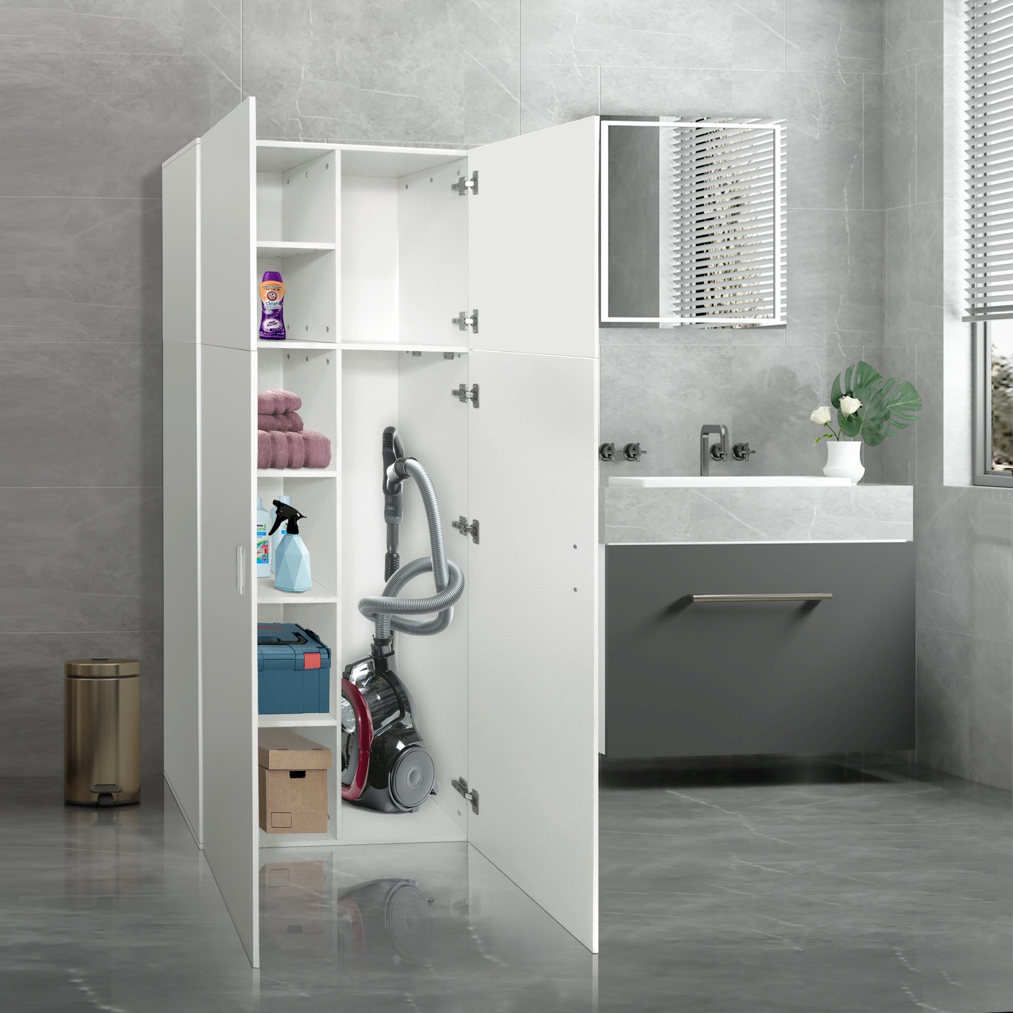 Une armoire ouverte avec des produits de nettoyage et un aspirateur.