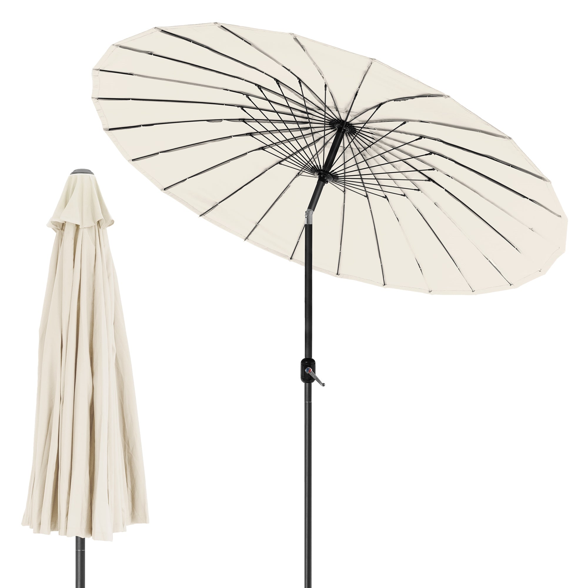 Un parasol beige, installé et replié.