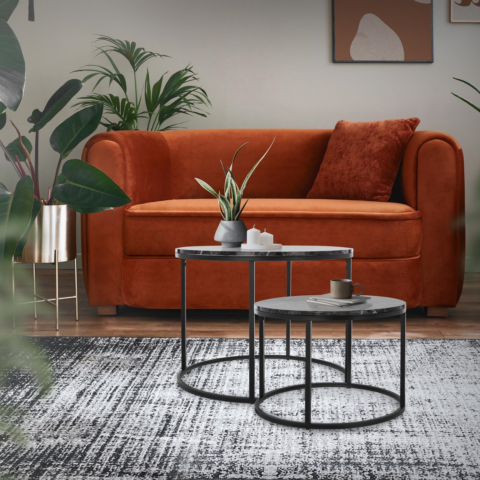 Zwei Beistelltische in einem Wohnzimmer mit Pflanzen und einem Sofa.