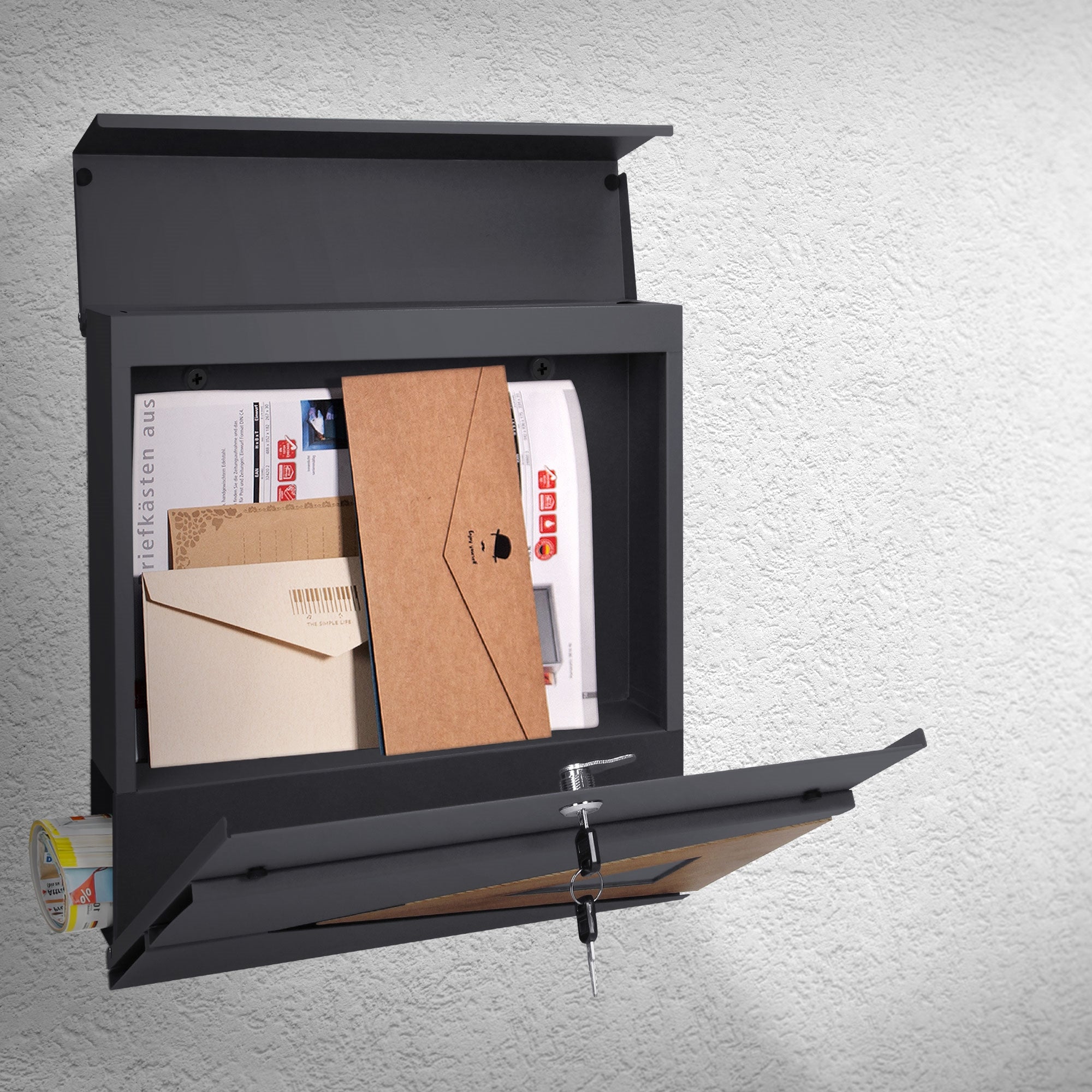 Åben postkasse med post og breve, monteret på en væg.