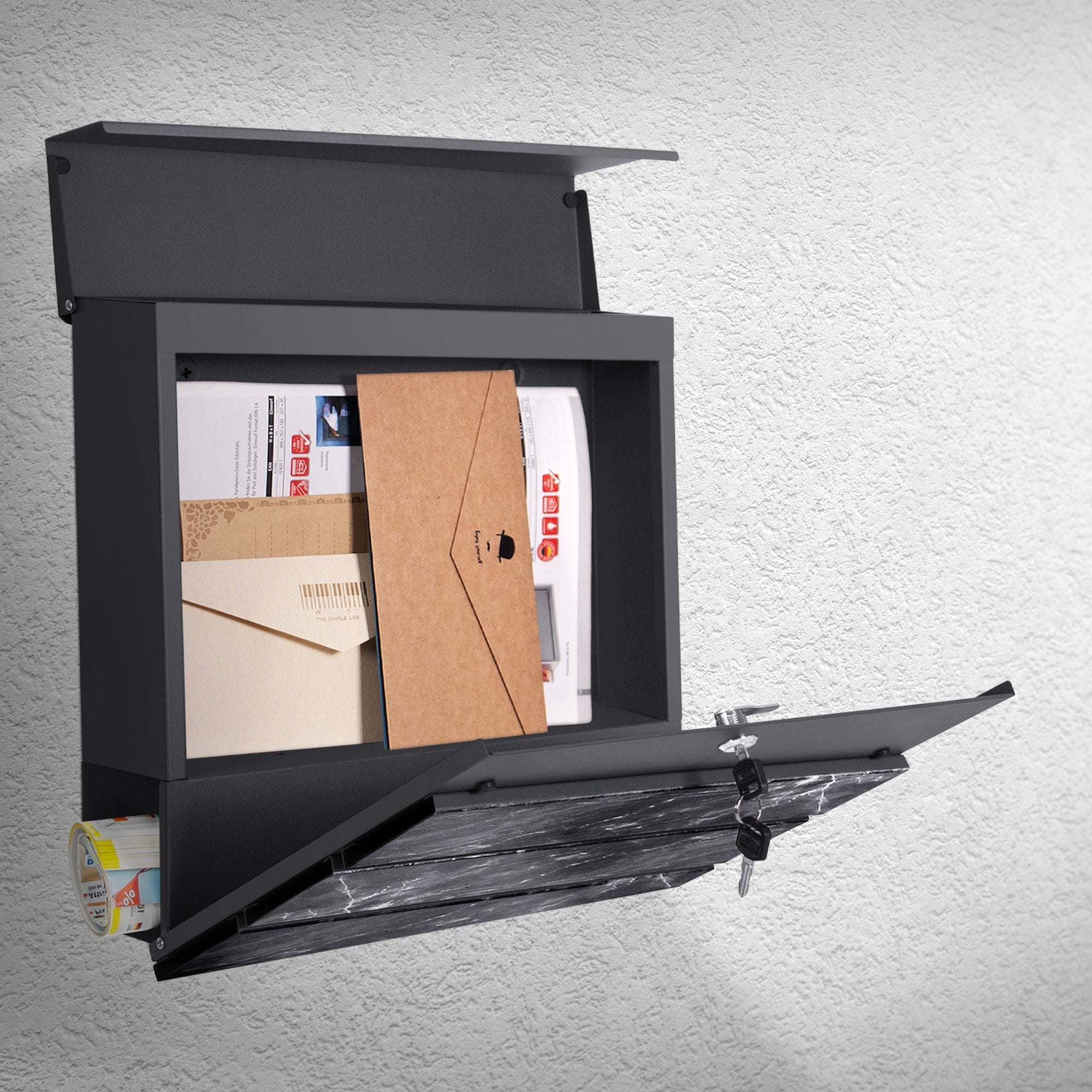Offener Briefkasten mit Briefen und Zeitungen im Inneren.