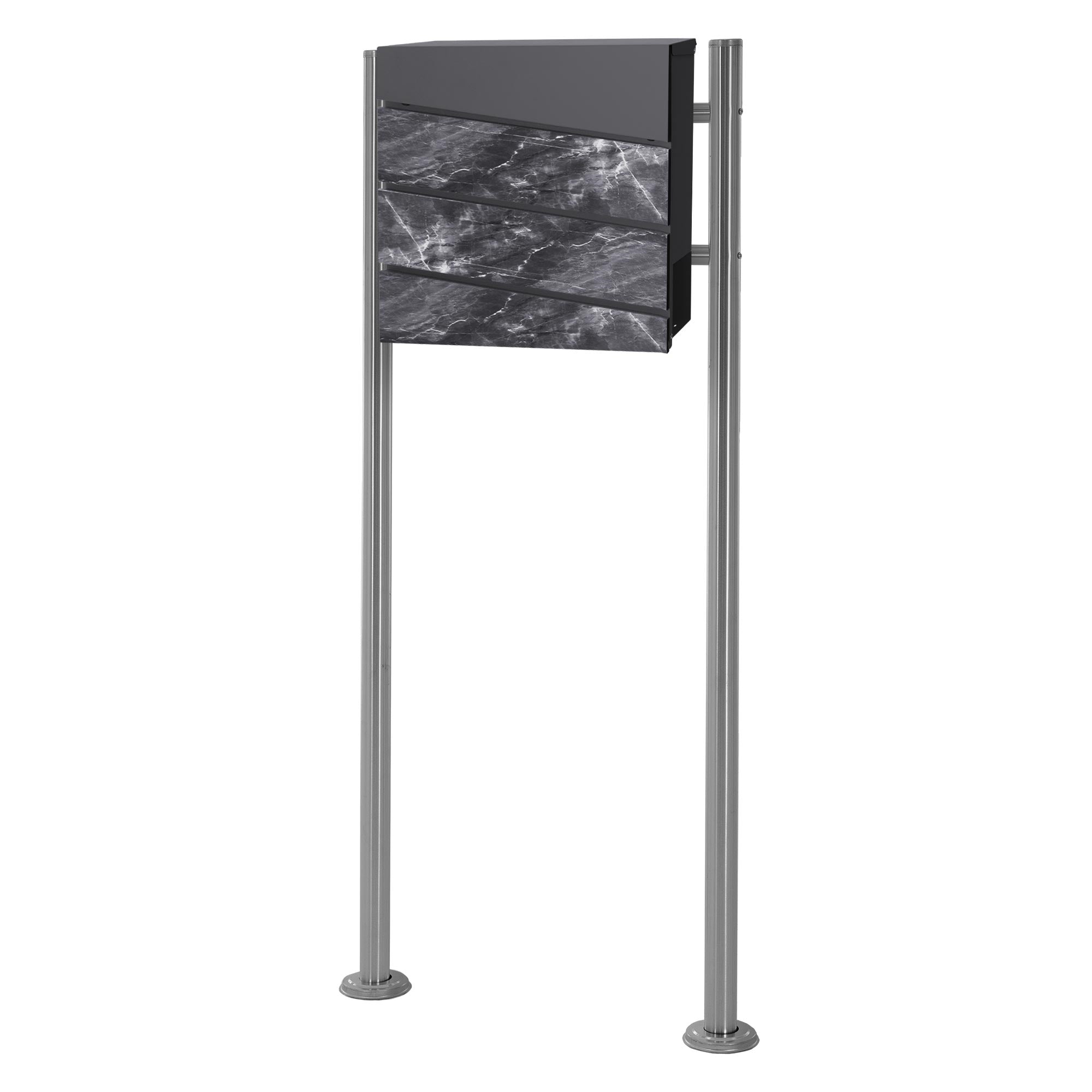 Buzón con tres compartimentos y superficie gris sobre dos patas de metal.