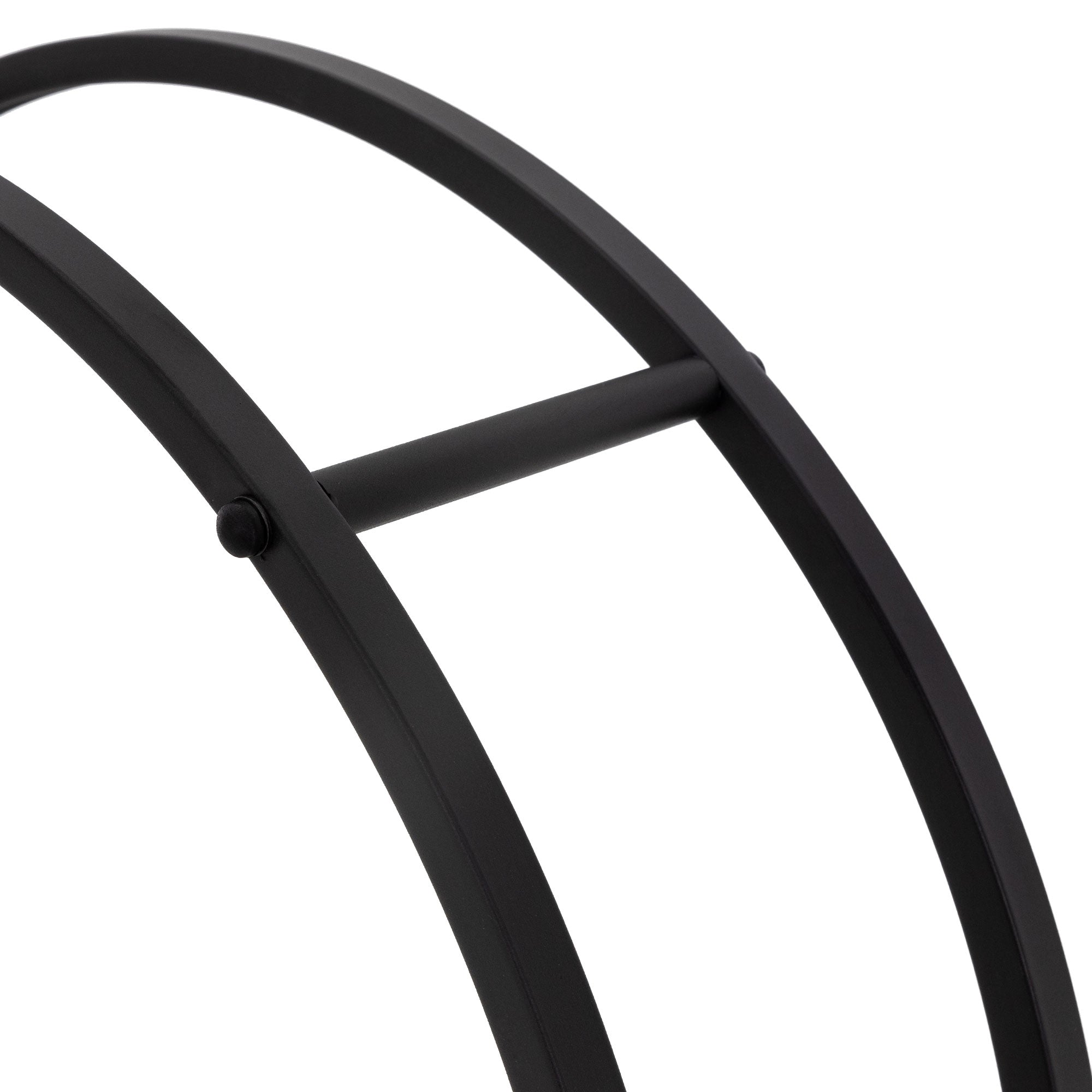 Detailaufnahme eines schwarzen Metallgestells von oben.