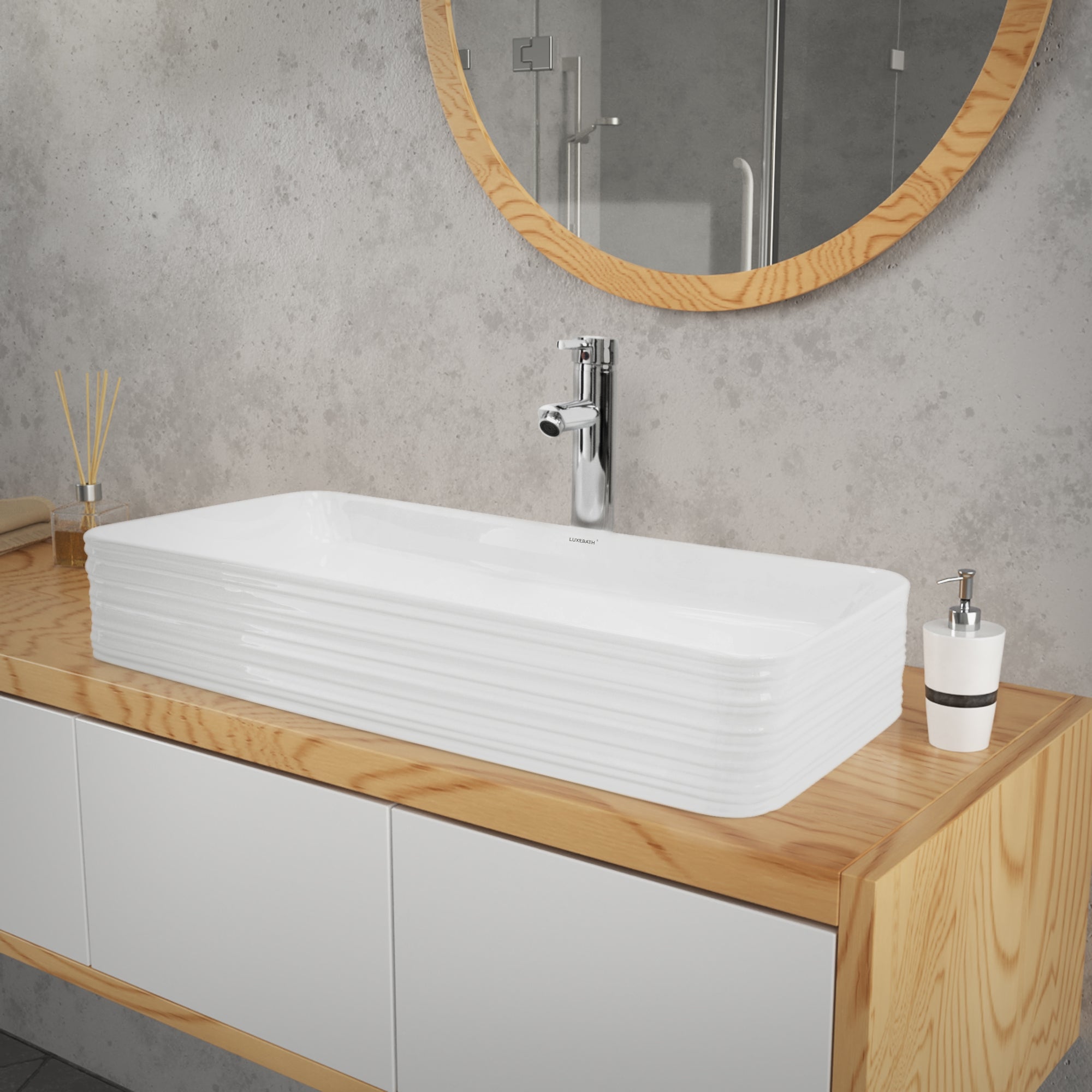 Waschtisch mit rechteckigem Waschbecken und runder Wandspiegel.