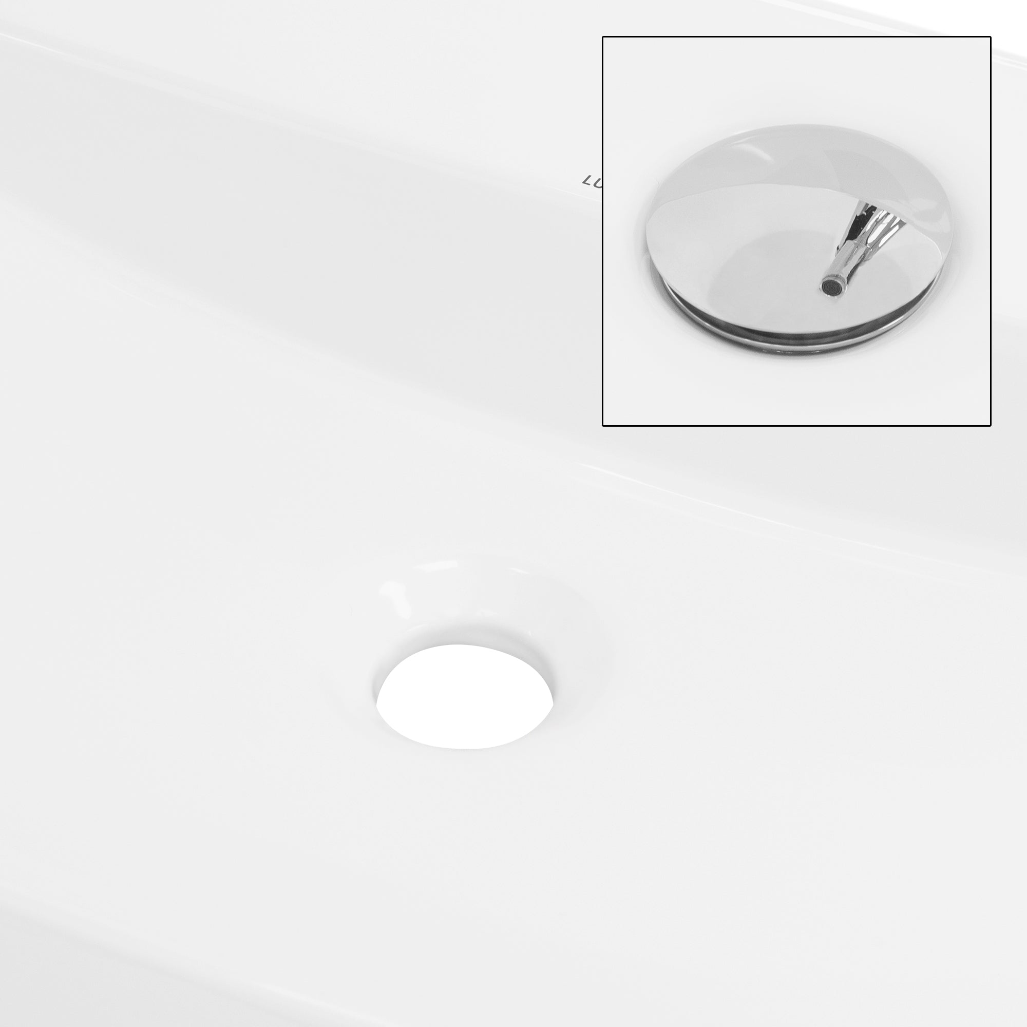 Detailní záběr na bílé umyvadlo s chromovaným odtokem.