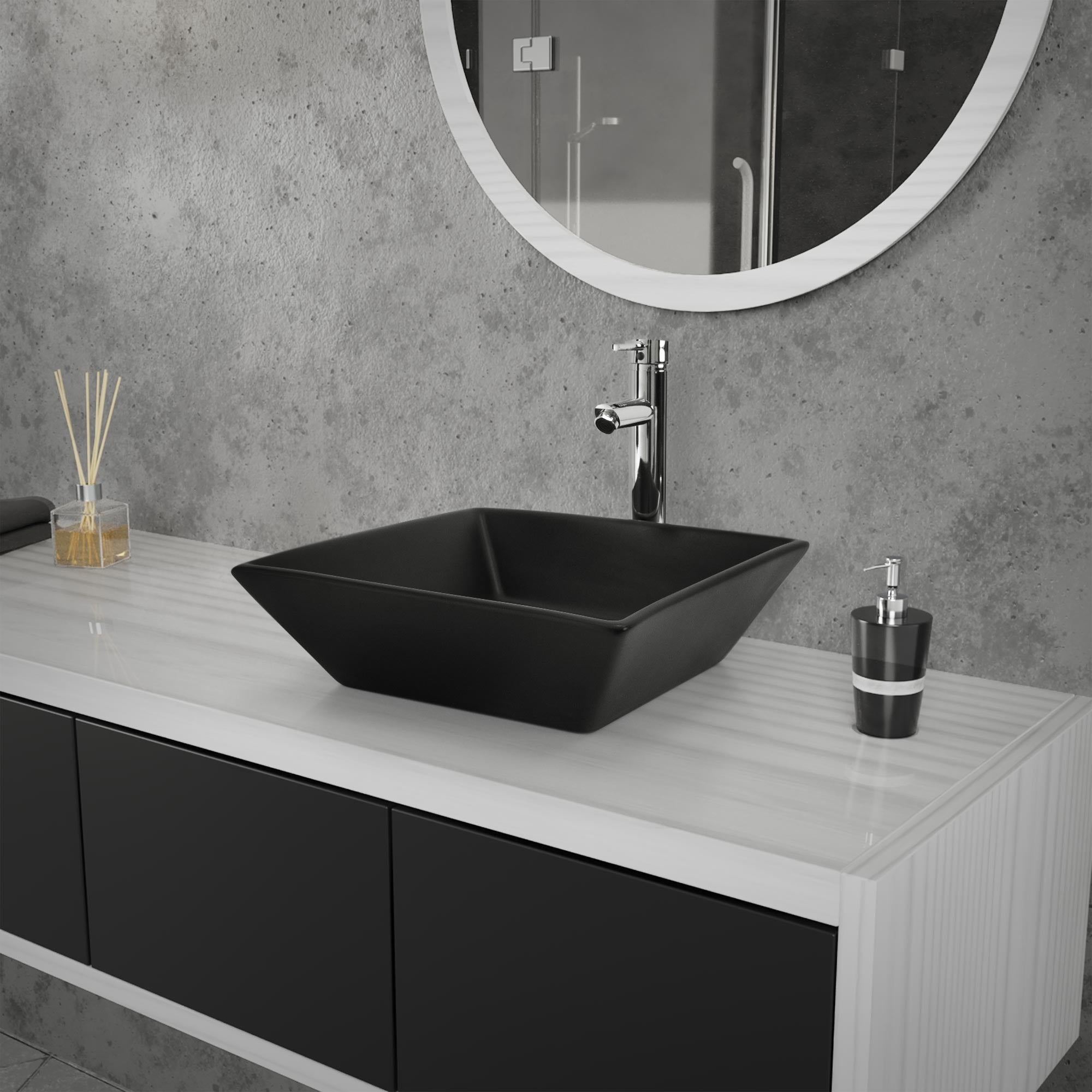 Lavabo cuadrado negro sobre un mueble de baño moderno.