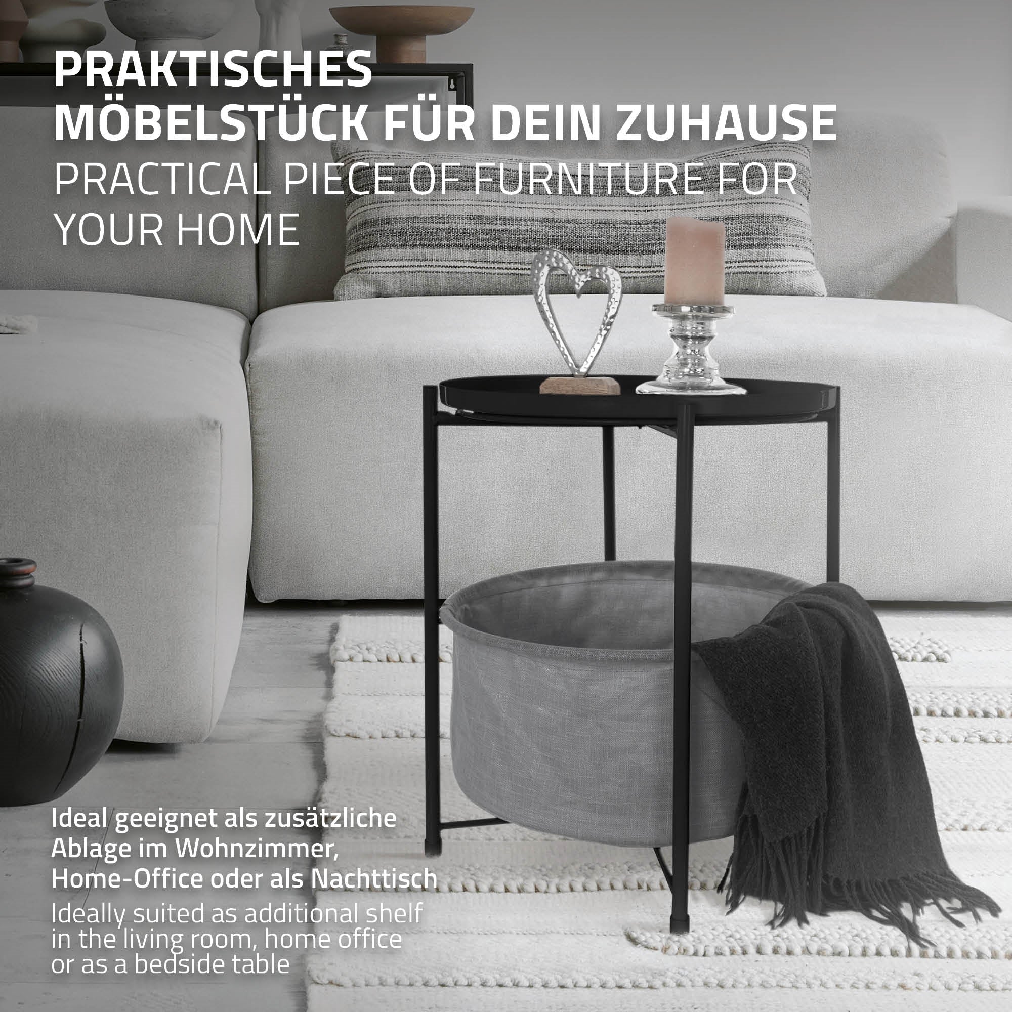 Ein moderner Tisch mit einer Kerze und einer Dekoration auf einem hellen Sofa.