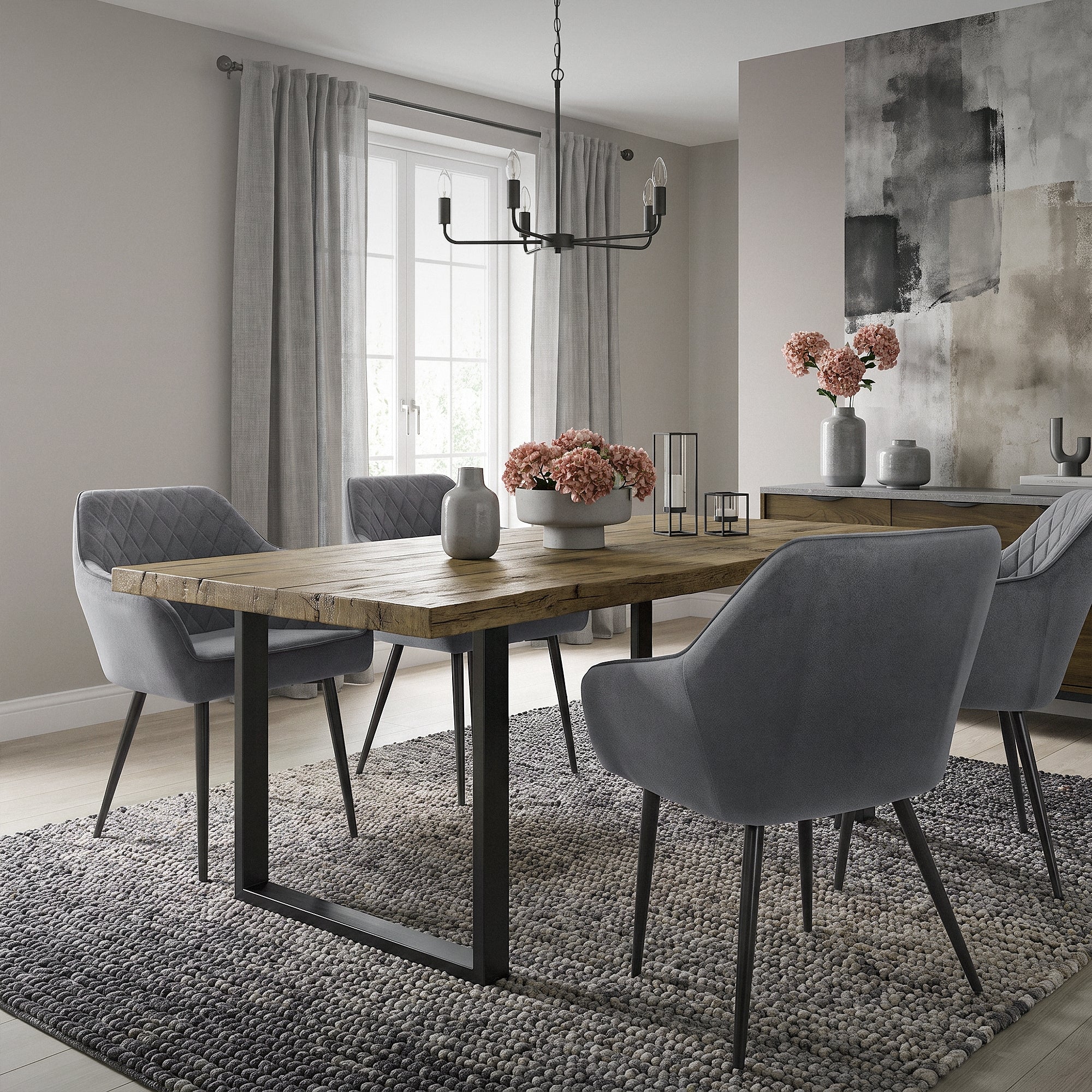 Ein Esszimmer mit einem Holztisch, vier grauen Stühlen und einer großen Fen
