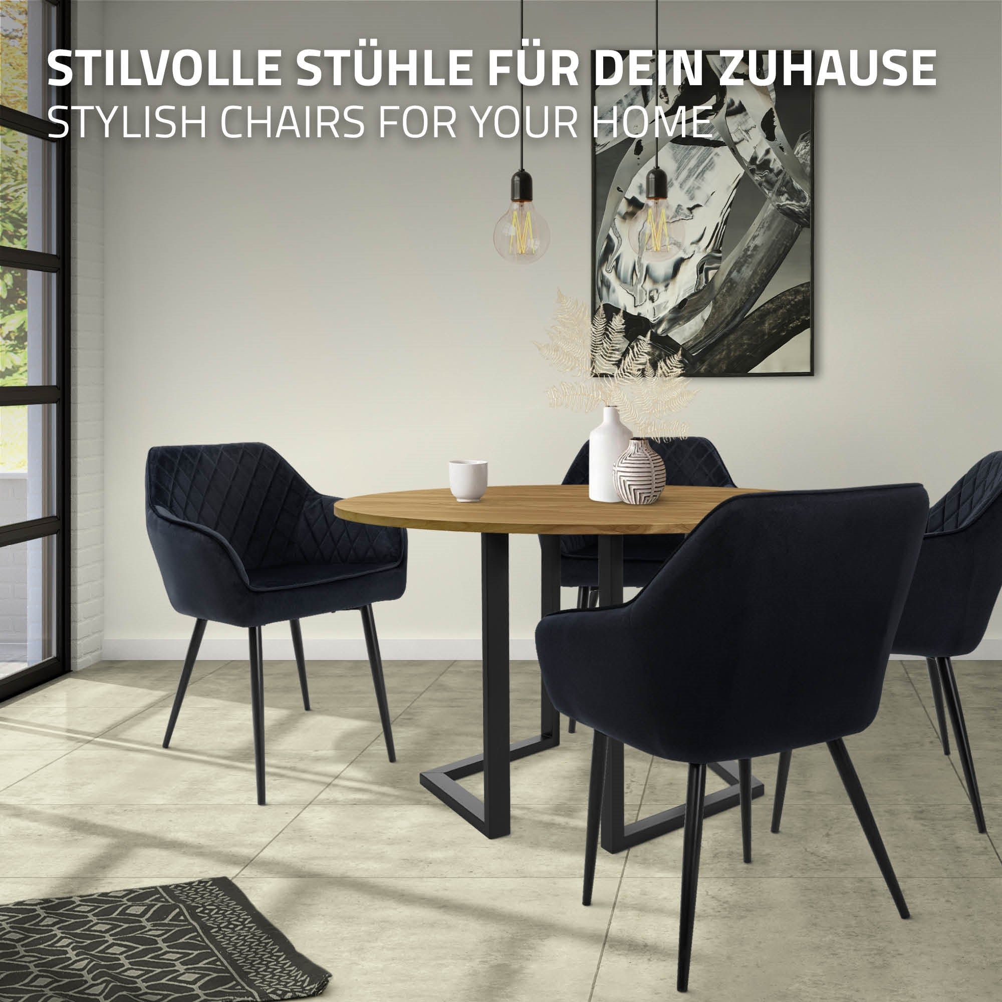 Ein runder Tisch mit vier schwarzen Stühlen in einem hellen Raum.