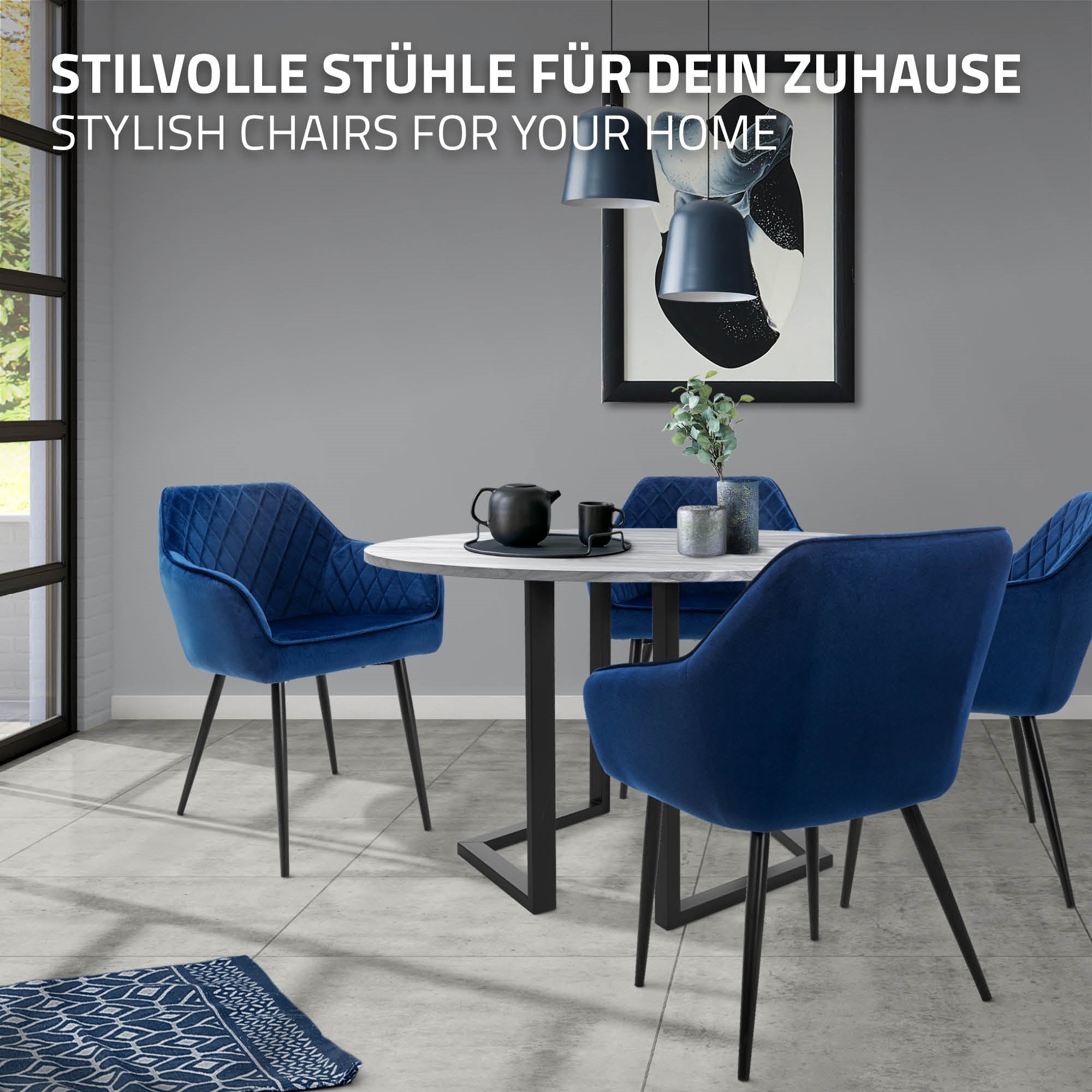 Čtyři stylové modré židle kolem stolu v moderním prostoru.