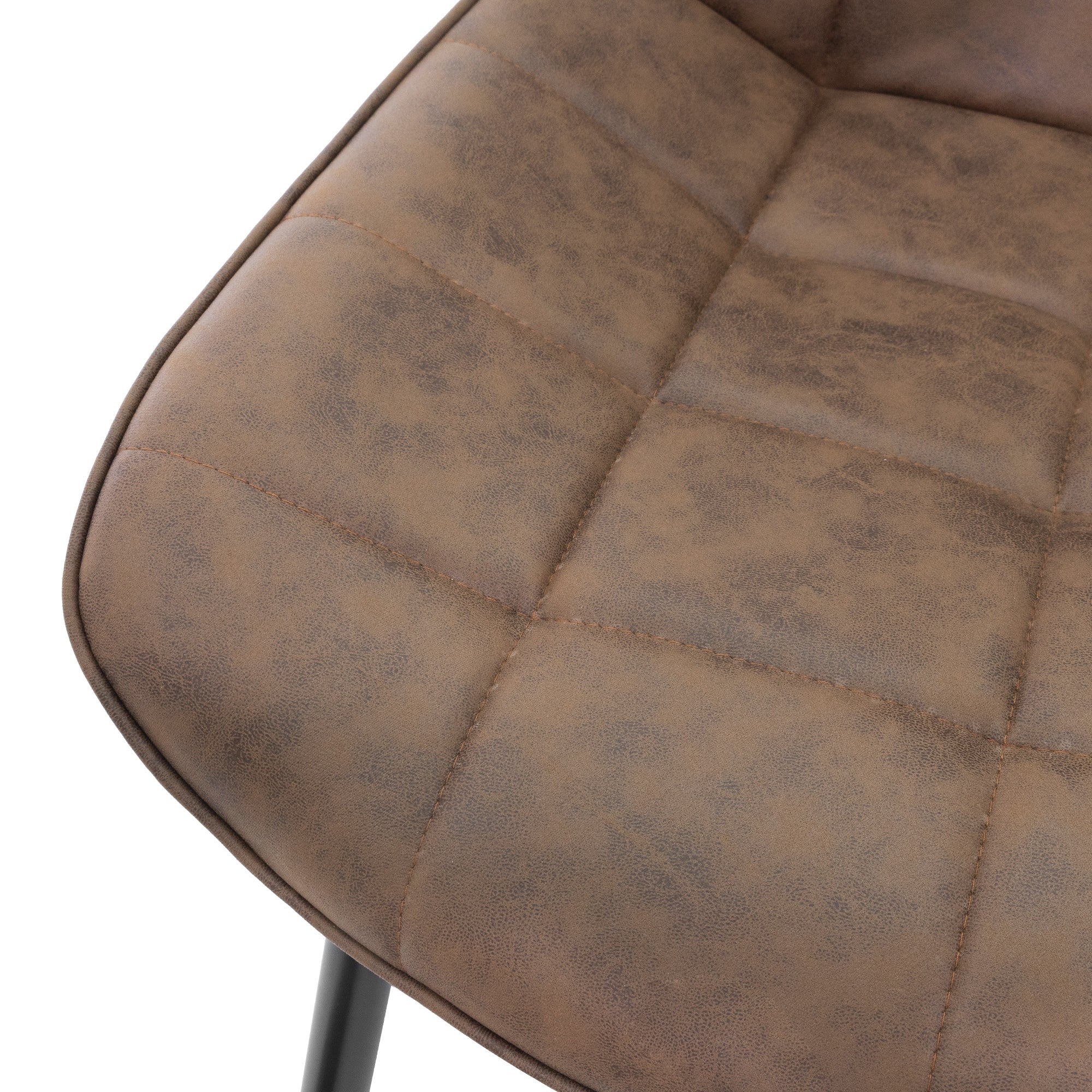 Gros plan d'une chaise brune rembourrée avec couture carrée.