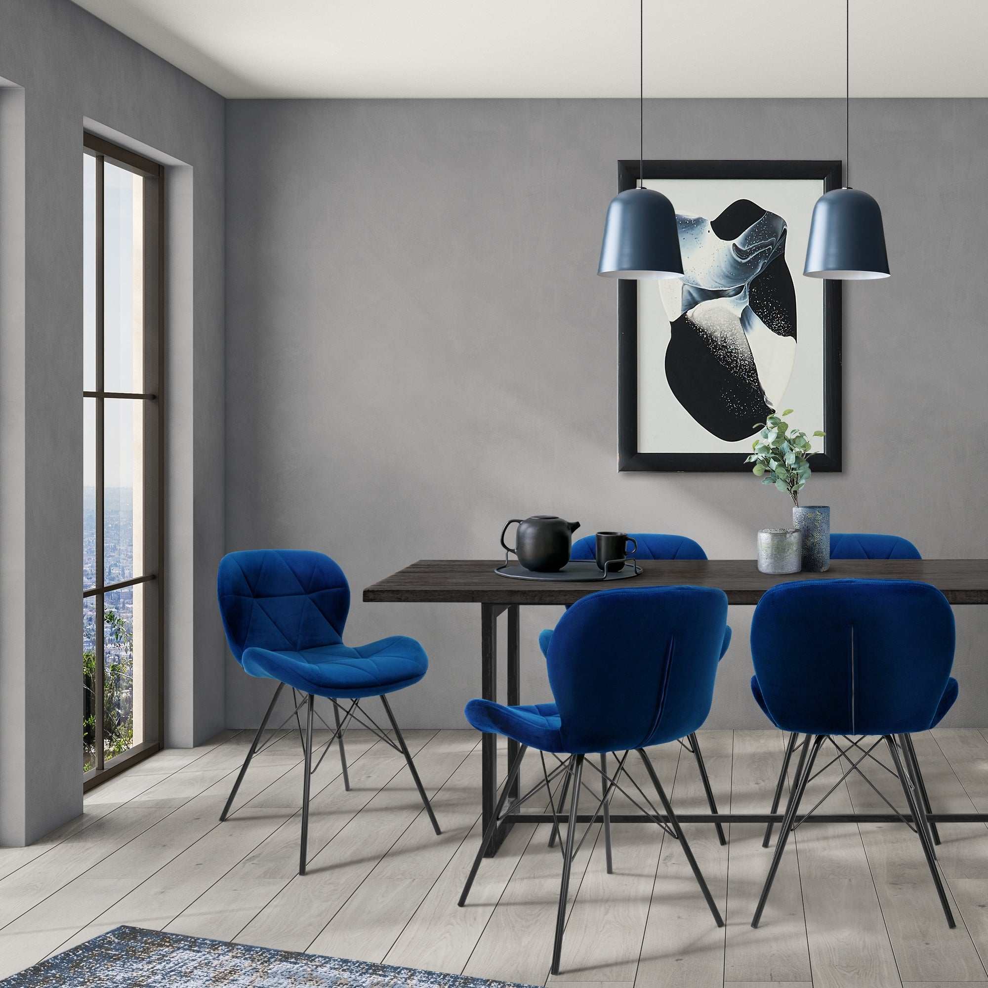Vier blaue Stühle um einen Tisch in einem modernen Raum mit Fenster und Kunstwerk.