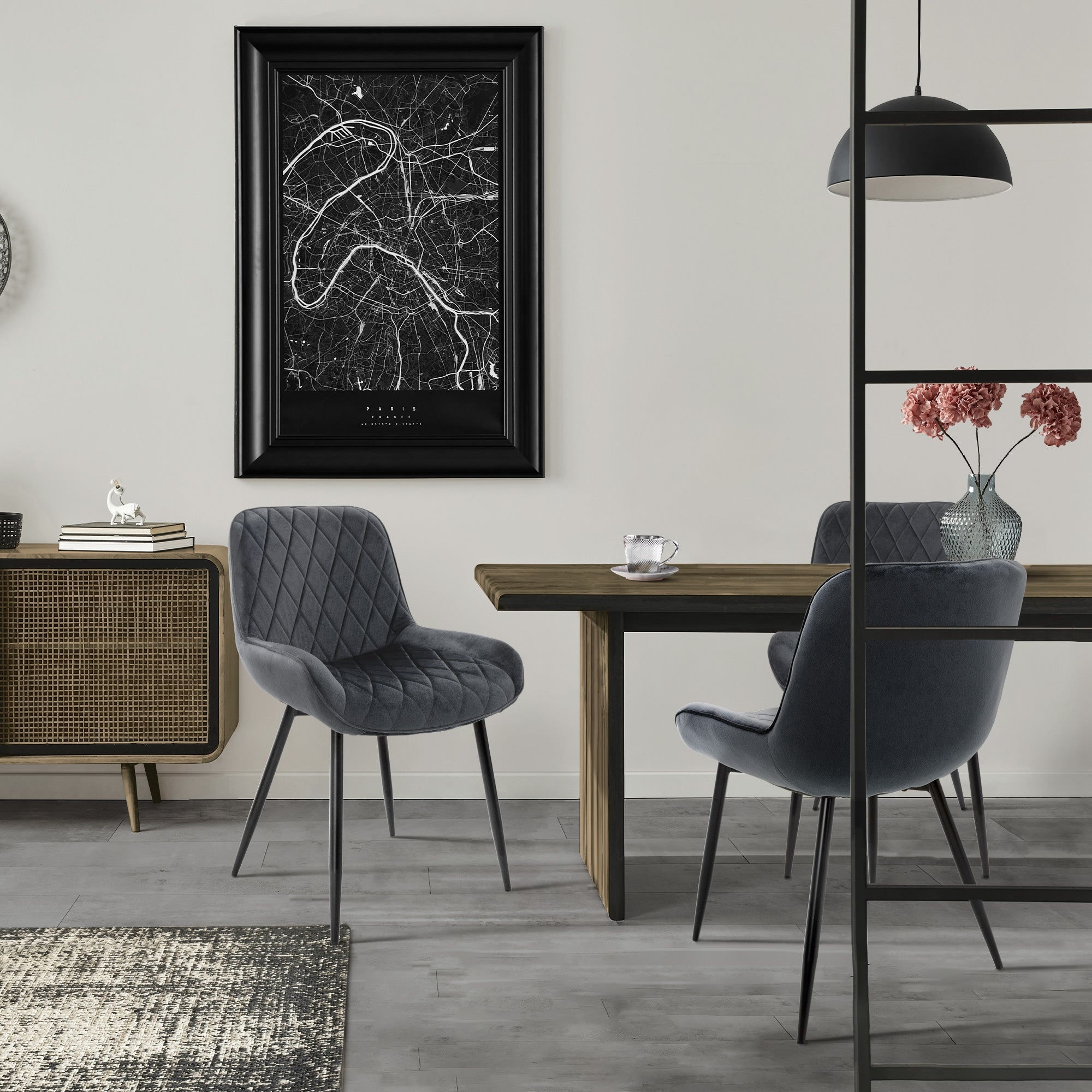 Een kamer met een tafel, twee stoelen en een ingelijst kunstwerk aan de muur.