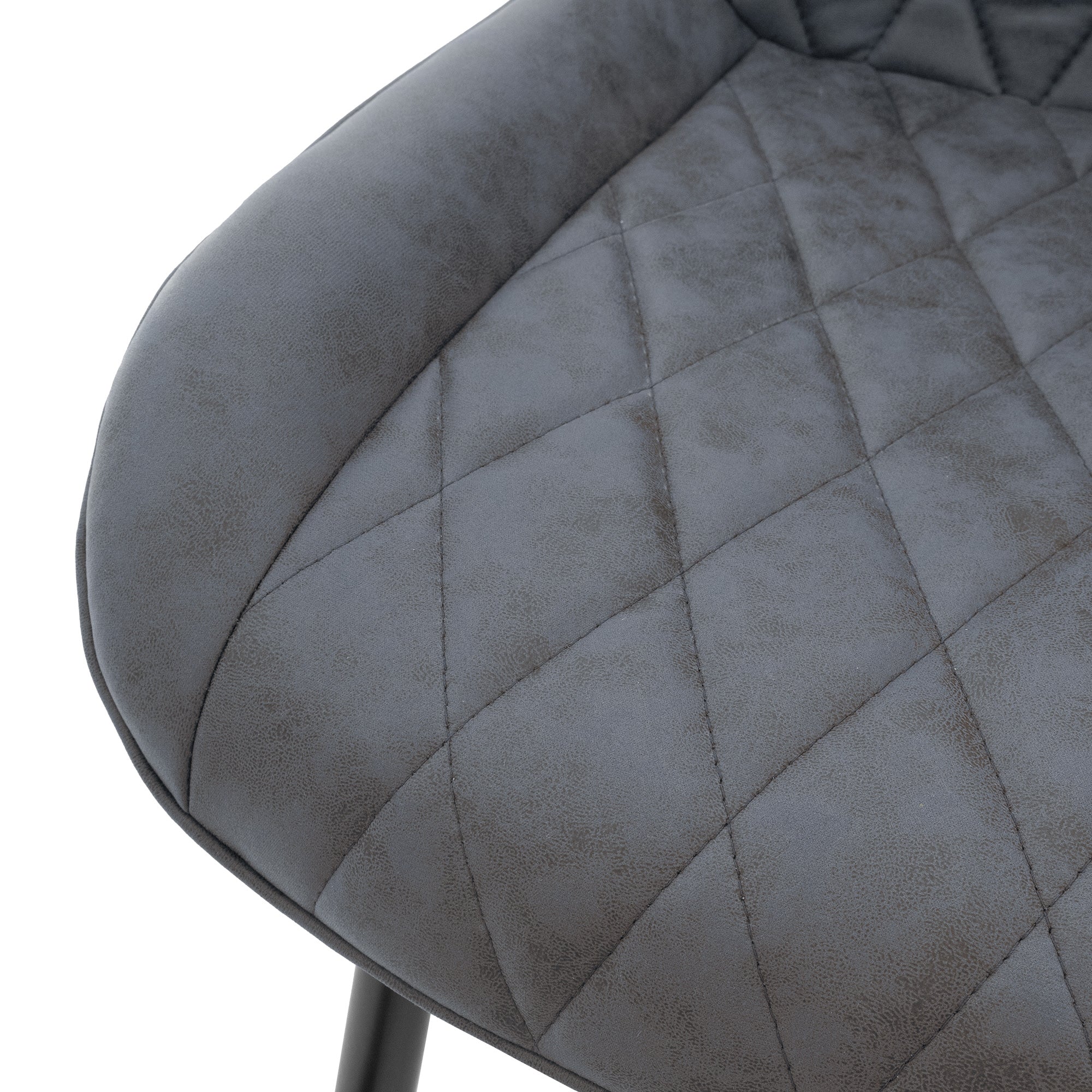 Primer plano de una silla gris tapizada con patrón de rombos.