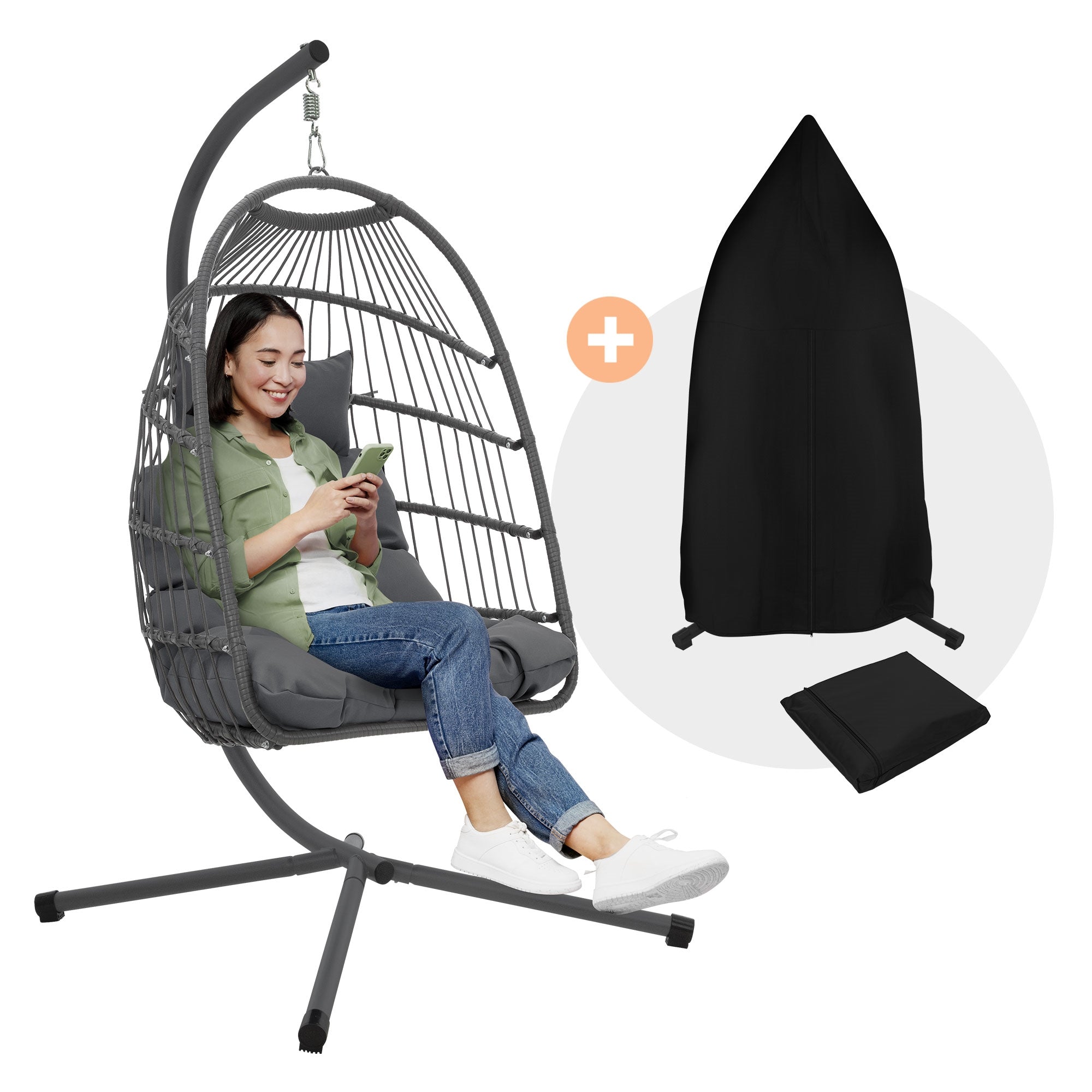 Vrouw zit in een hangstoel en gebruikt een smartphone, daarnaast een zwarte tas.
