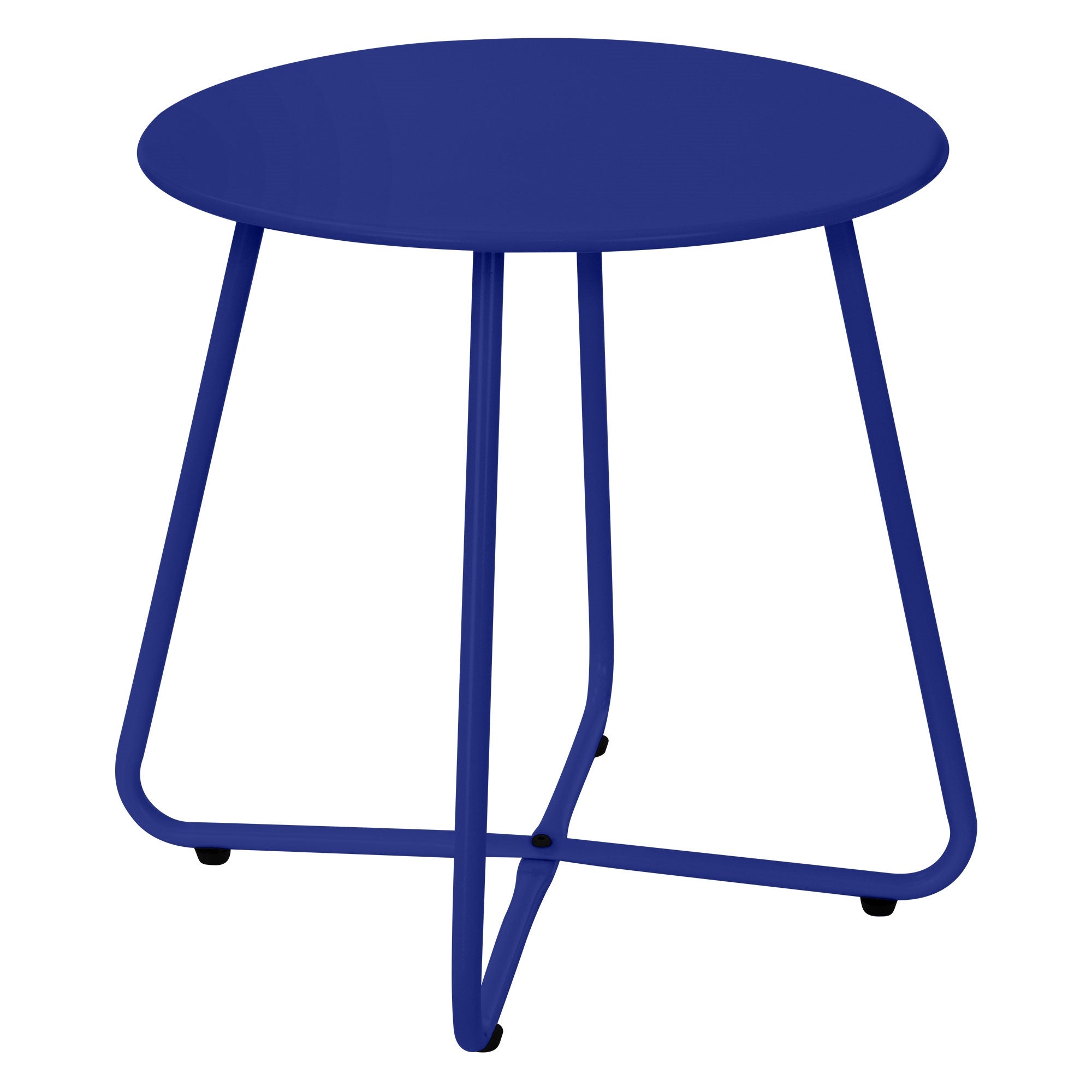 Blauer Beistelltisch mit drei Beinen auf weißem Hintergrund.