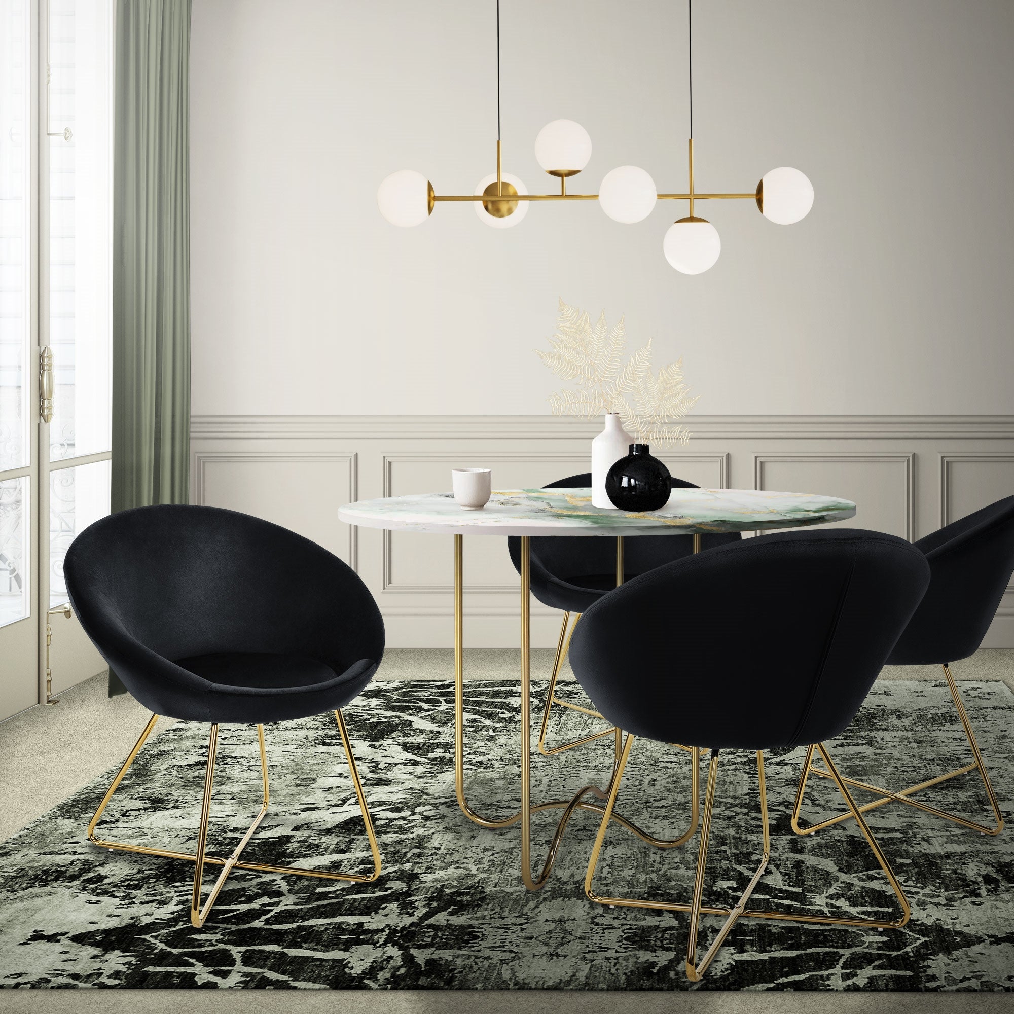 Essbereich mit schwarzem Tisch und vier schwarzen Stühlen, goldene Lampen über dem Tisch.