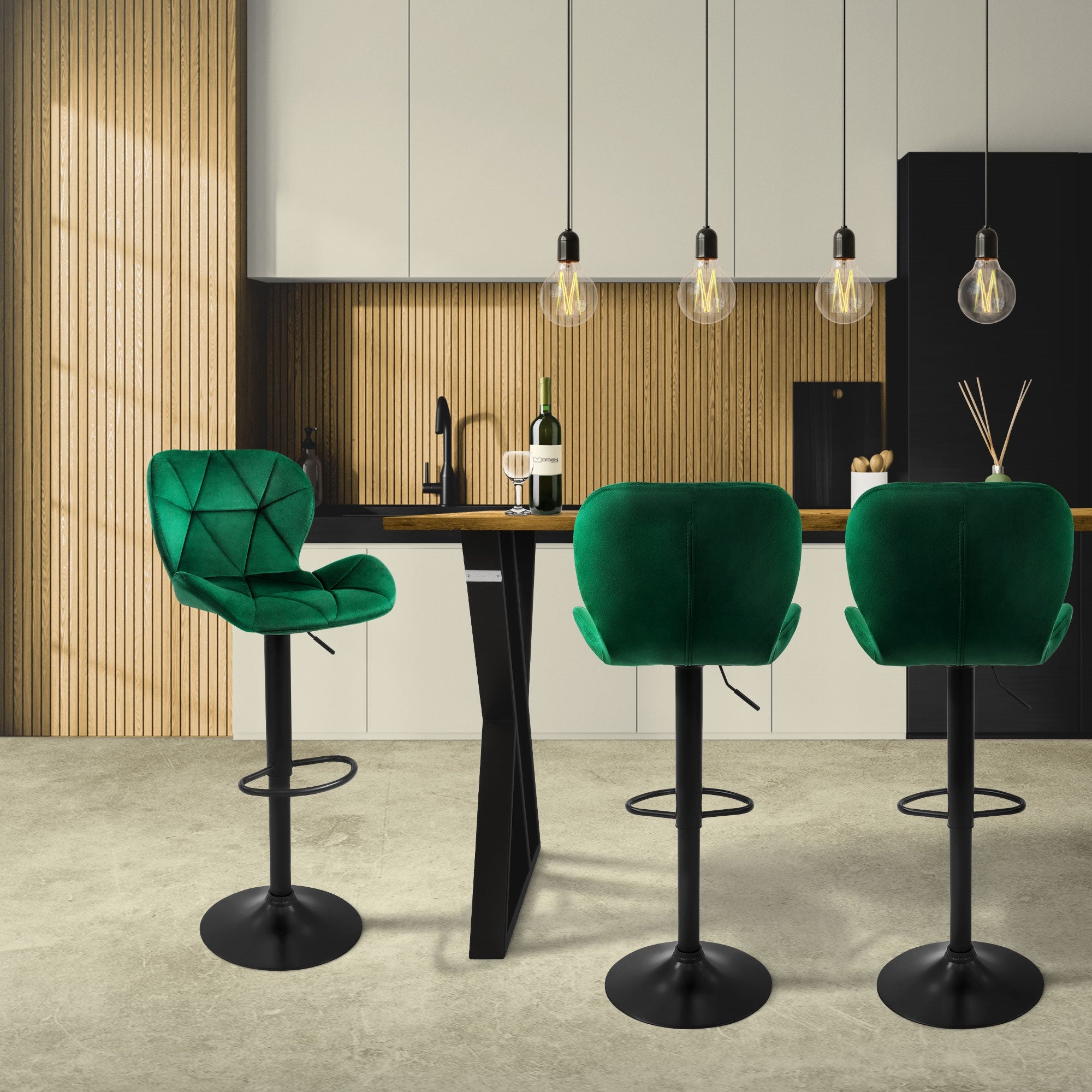 Drei grüne Barhocker an einem Tisch in einer modernen Küche mit Holzverkleidung.