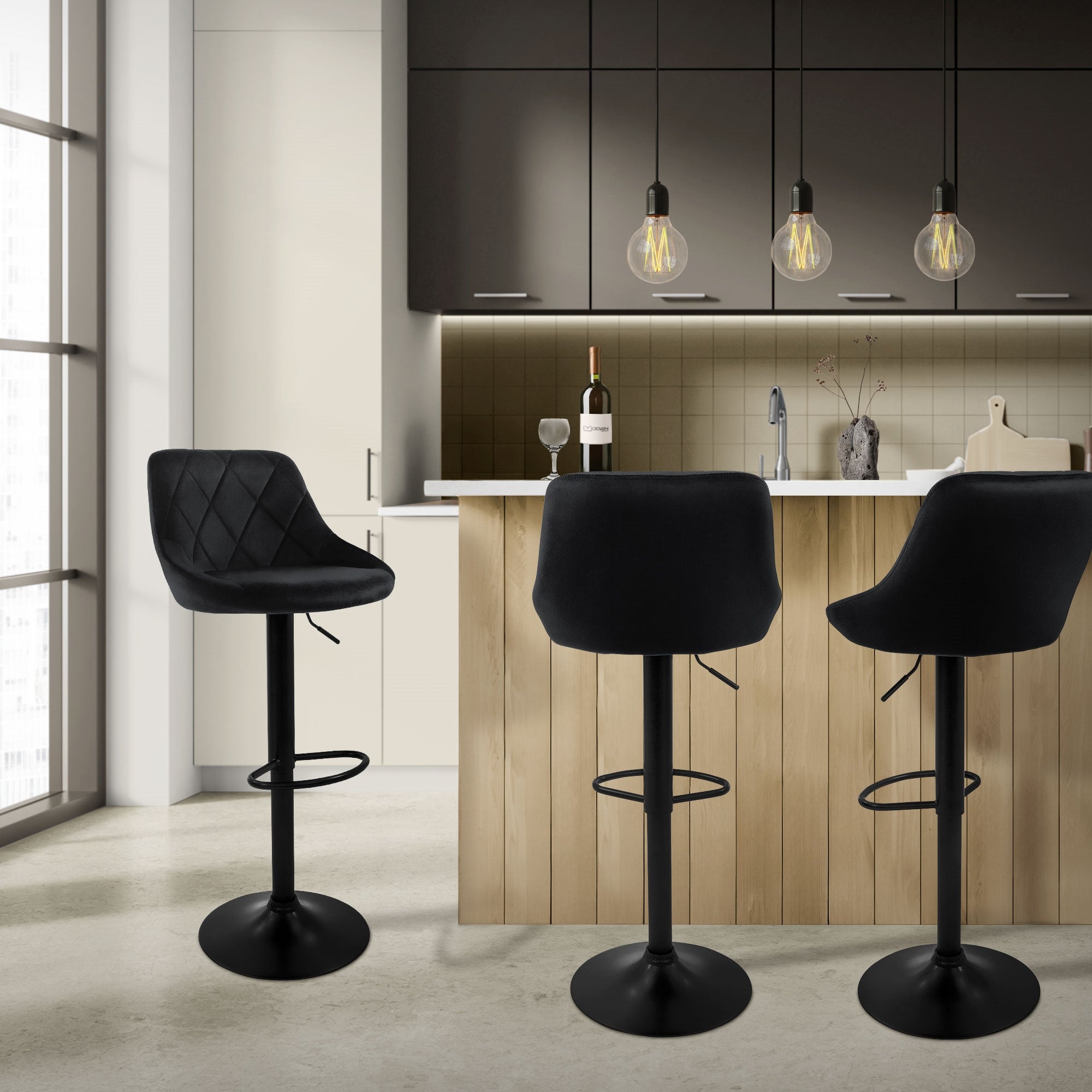 Drie zwarte barkrukken aan een houten bar in een moderne keuken.