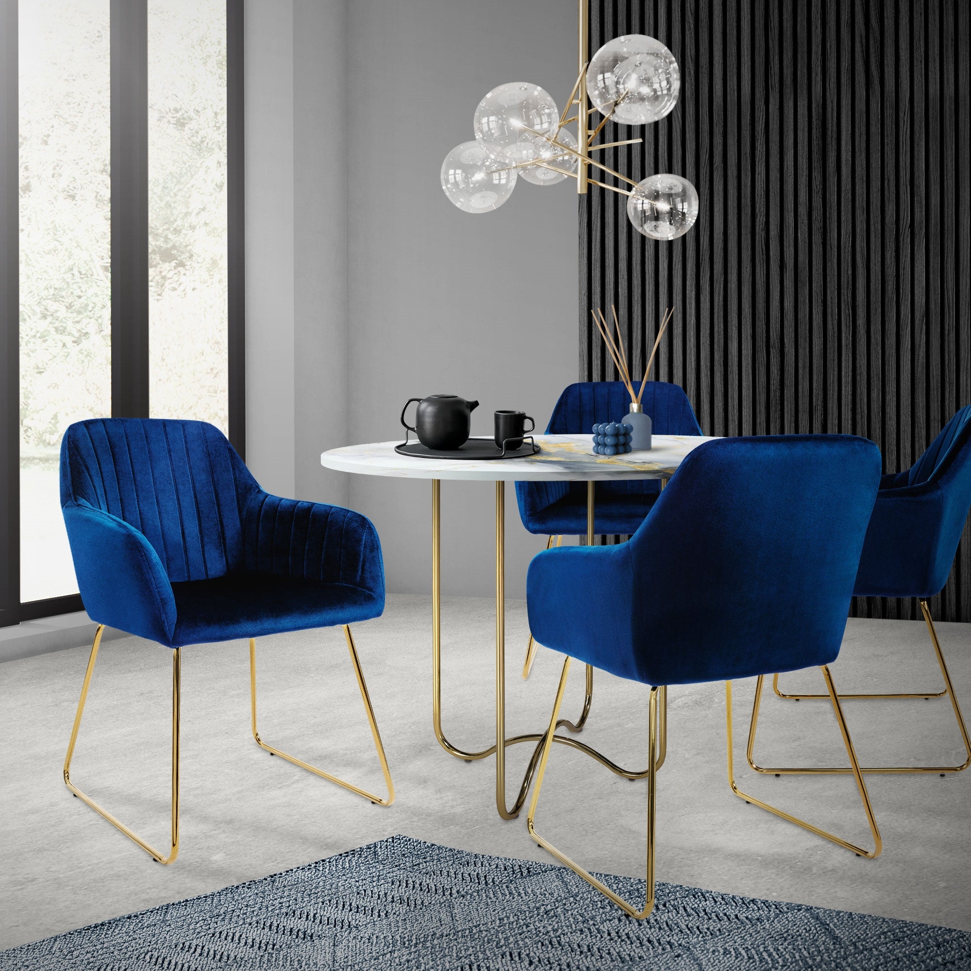 Espace repas avec des chaises bleues autour d'une table ronde.