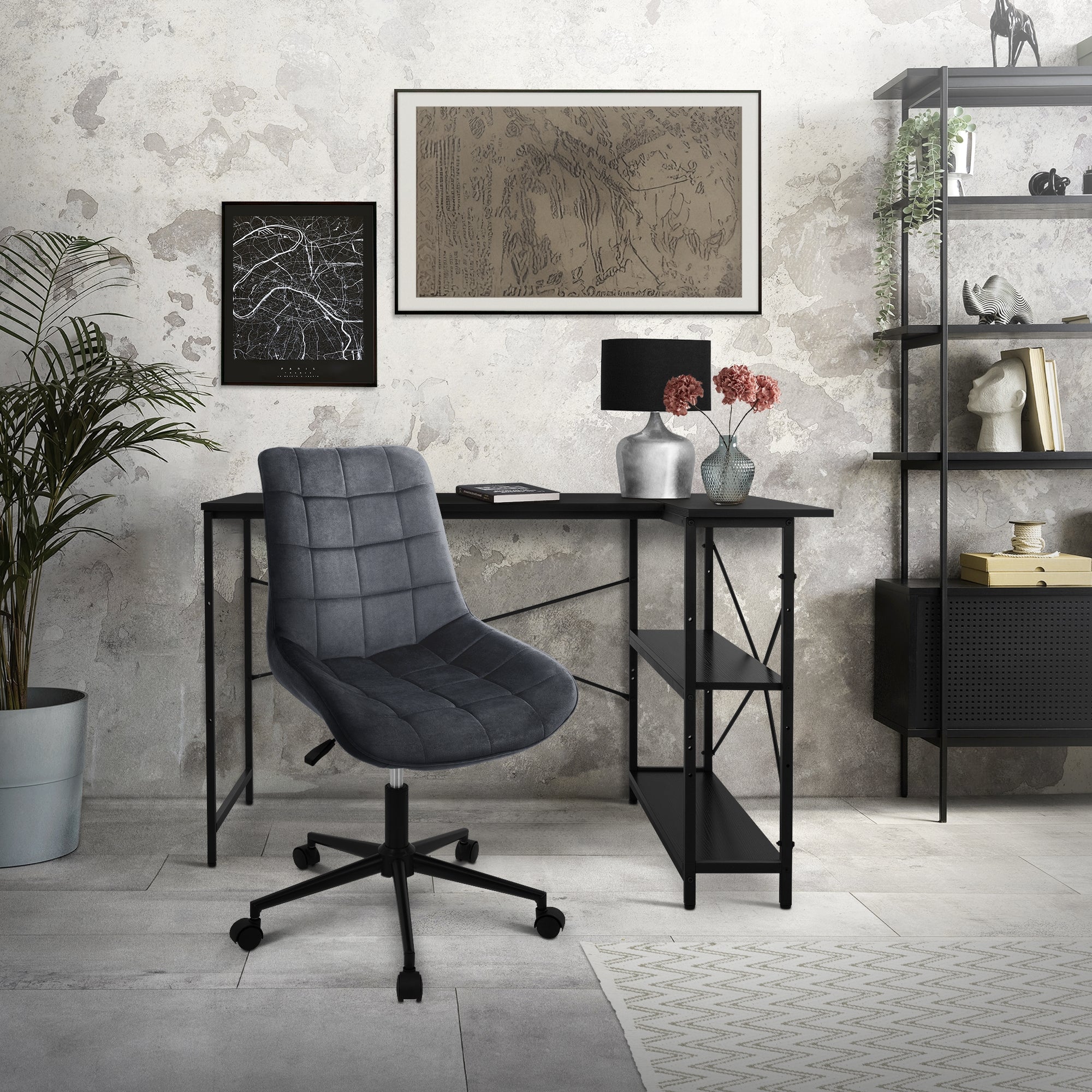 Un lugar de trabajo con una silla gris, escritorio y decoración.