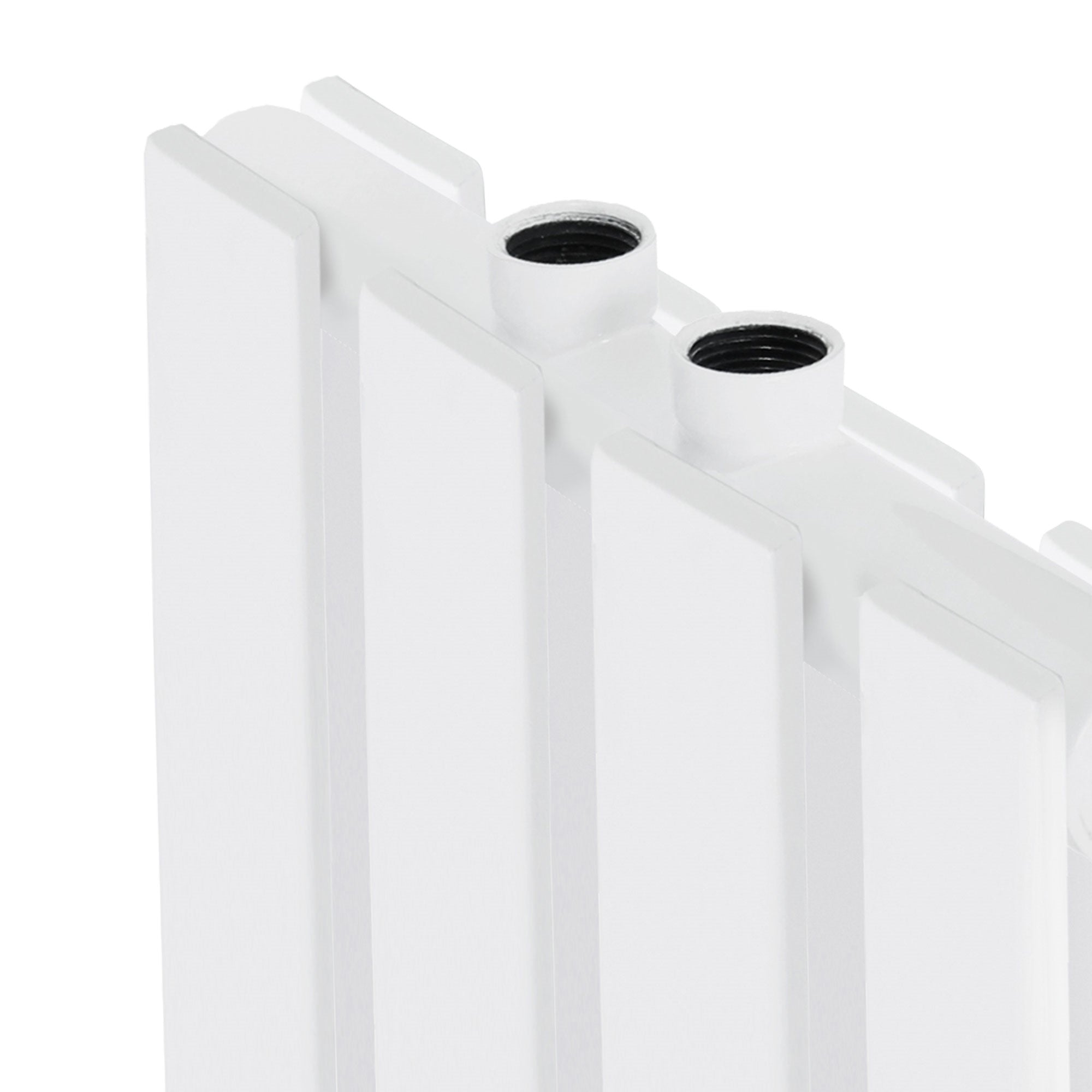 Detailweergave van een witte radiator met aansluitingen.