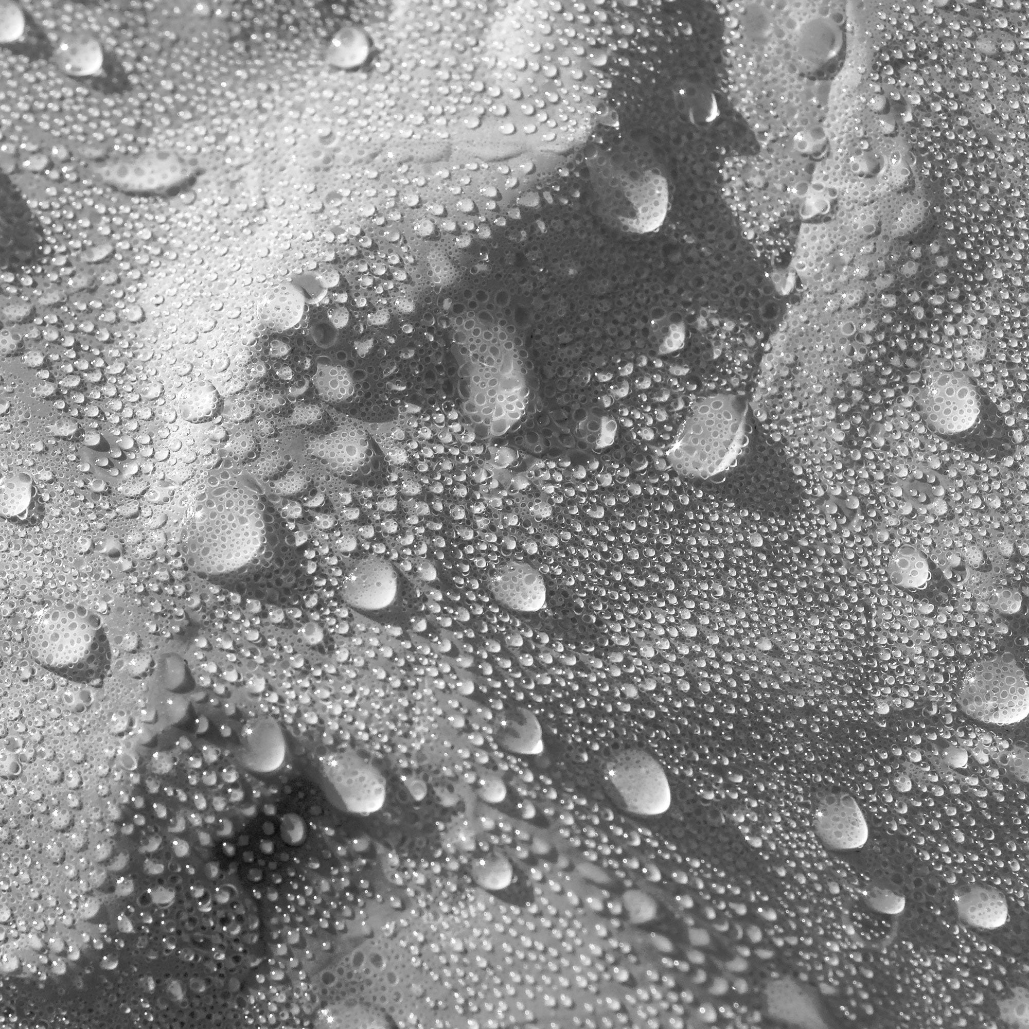 Graue Plane mit Wassertropfen auf der Oberfläche.